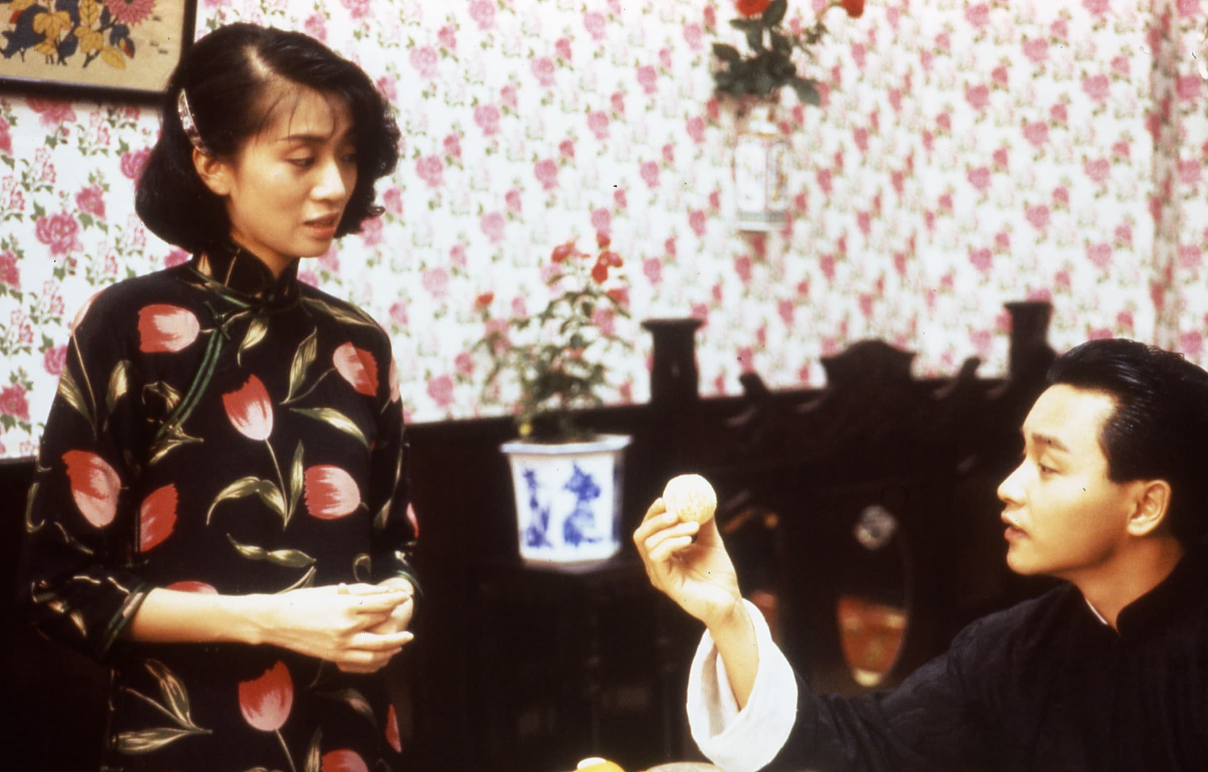 電影《胭脂扣》口碑票房雙嬴，梅艷芳（左）以精湛演技奪下金馬獎最佳女主角，讓飾演她的王丹妮相當佩服。（甲上提供）