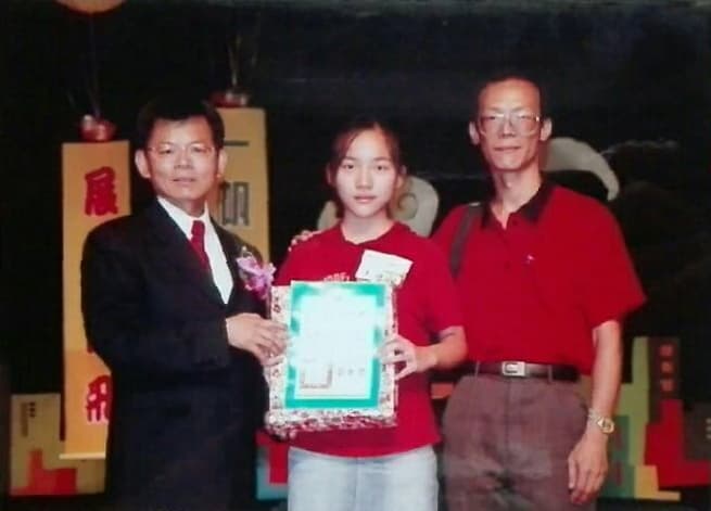 黃捷小學畢業時，得到縣長獎，與父親（右）和當時的高雄縣長合照。（黃捷提供）