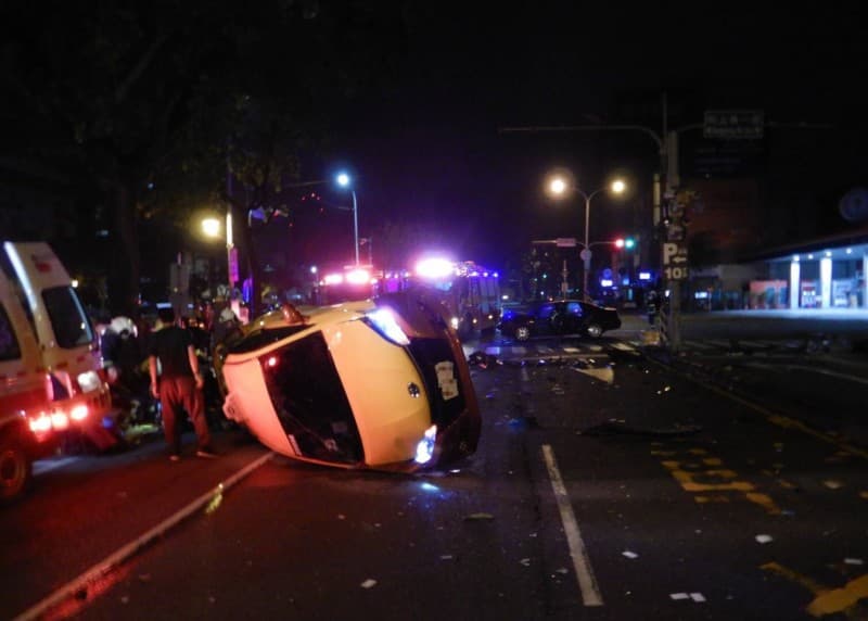 自小客車當街翻覆，滿地狼籍。（警方提供）
