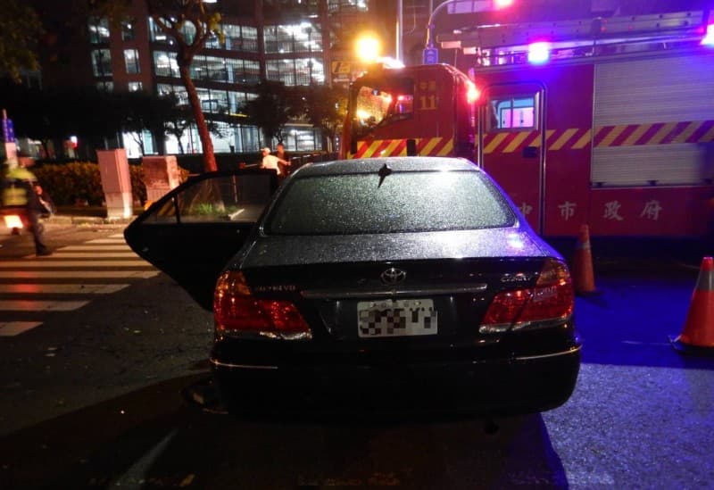 與小黃碰撞的黑色自小客車。（警方提供）