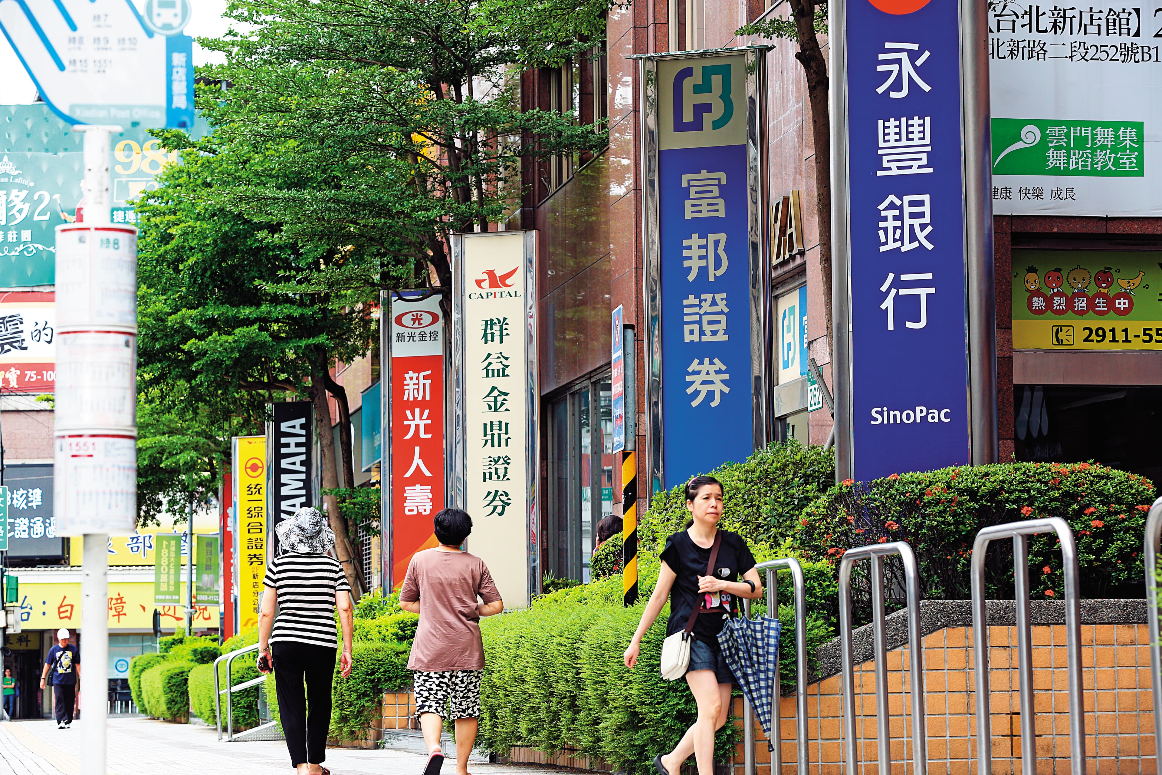 金融股相對便宜,存股族只要每月撥出1、2萬元就能買1張,投資人容易持之以恆。