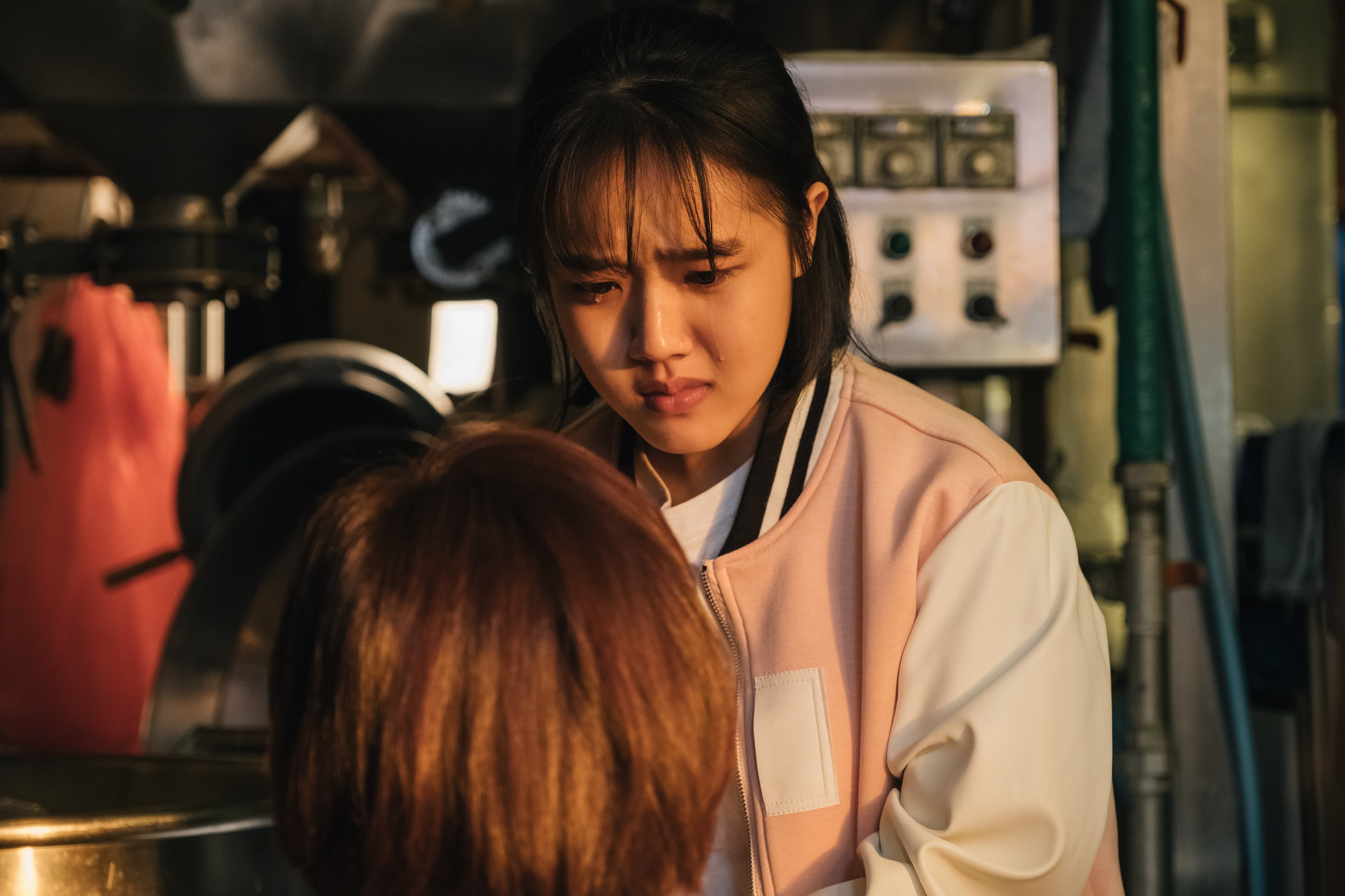 金香起在《親愛的仇人》中陷入血緣之親V.S.養育之恩的道德漩渦,令她難以抉擇。(可樂提供)