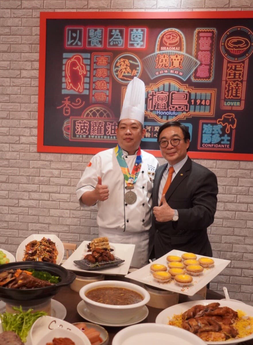 檀島行政總主廚黃祥恩(左)曾拿下世界粵菜廚皇大賽,料理手藝精湛。(大成集團提供)
