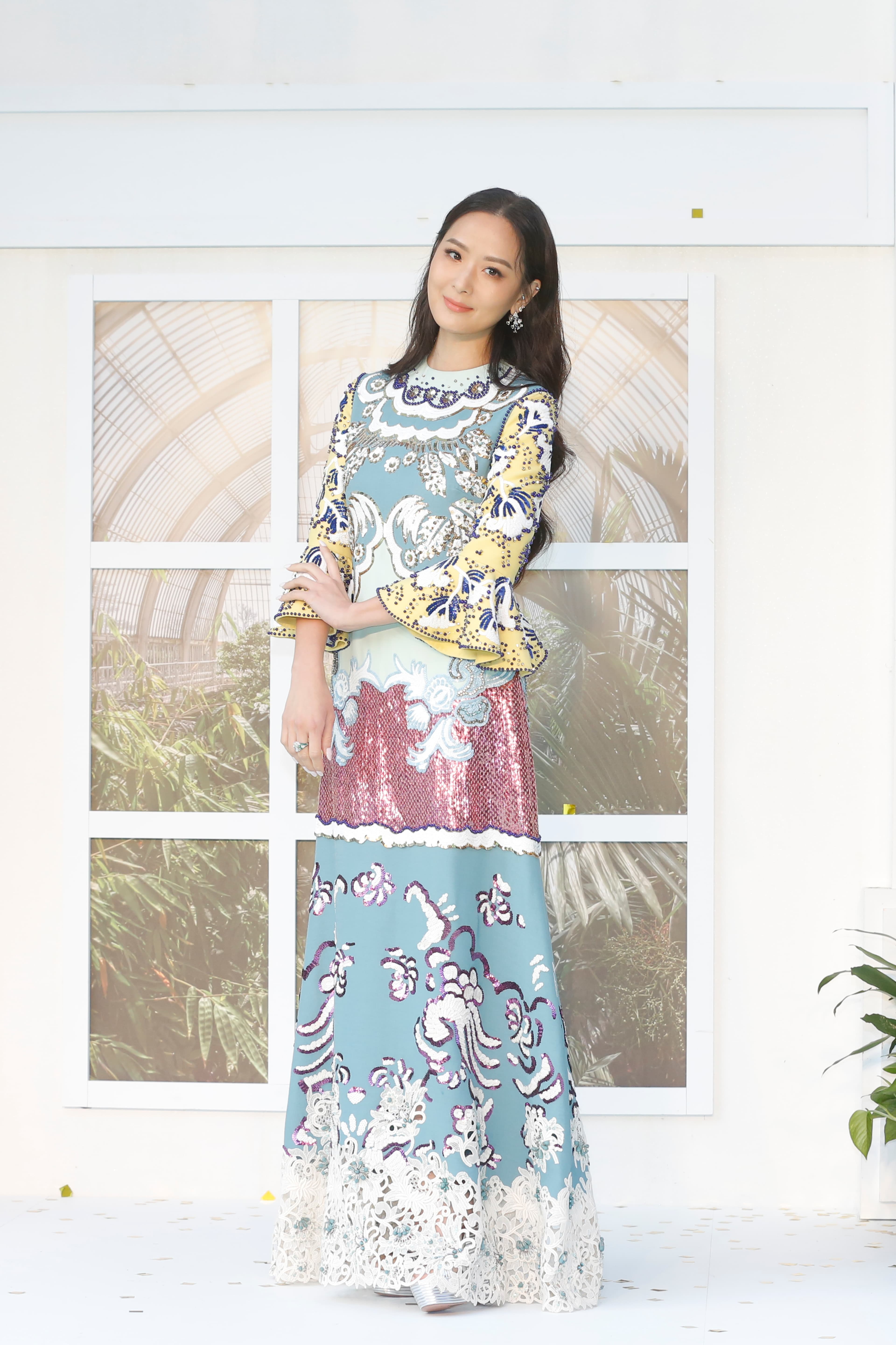 孫芸芸穿VALENTINO春夏珠飾印花刺繡蕾絲拼接禮服77.4萬元、戴BVLGARI珠寶約4,650萬元。