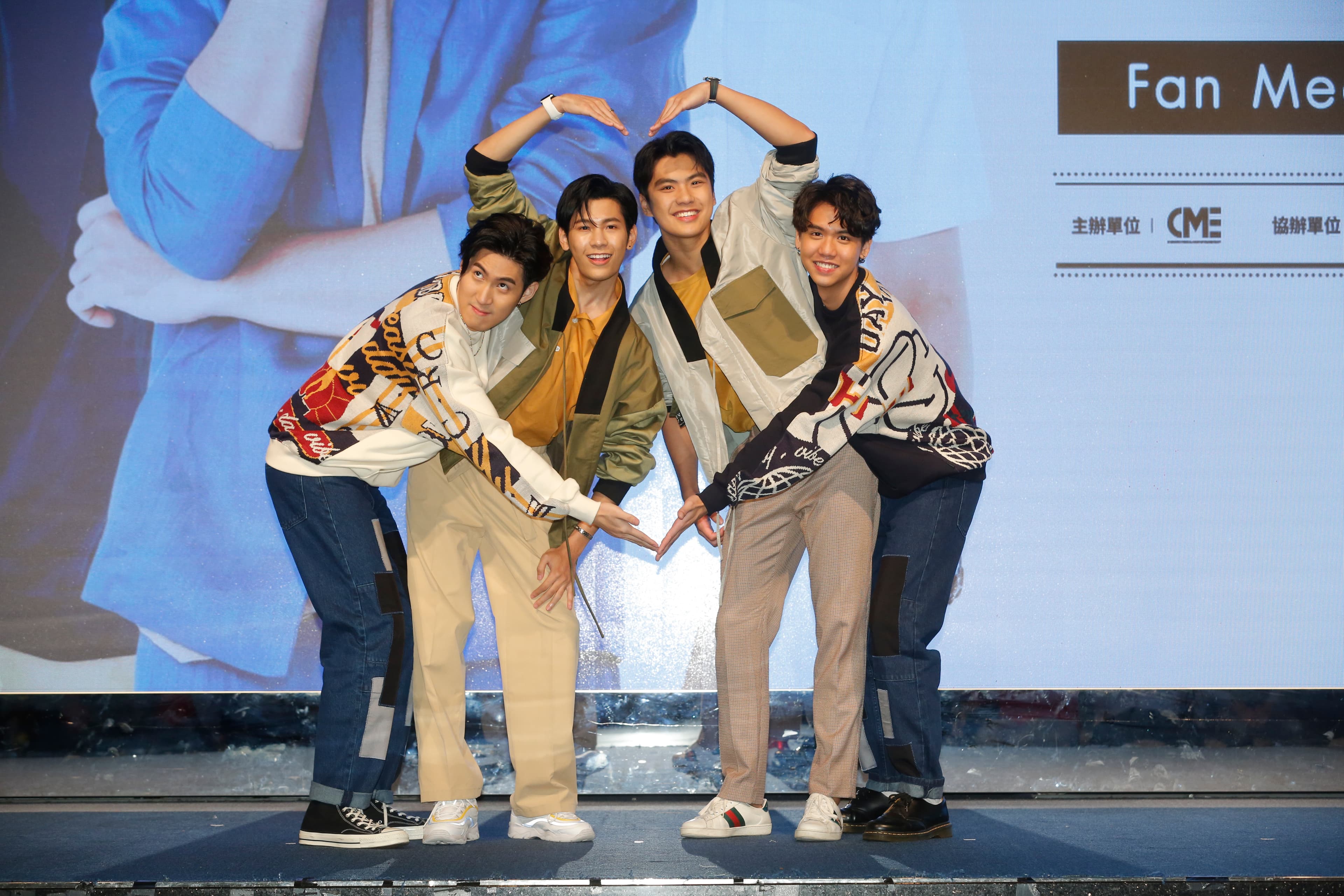 BL泰劇《他在清明來看我》4位大男孩做出合體愛心,超有默契。