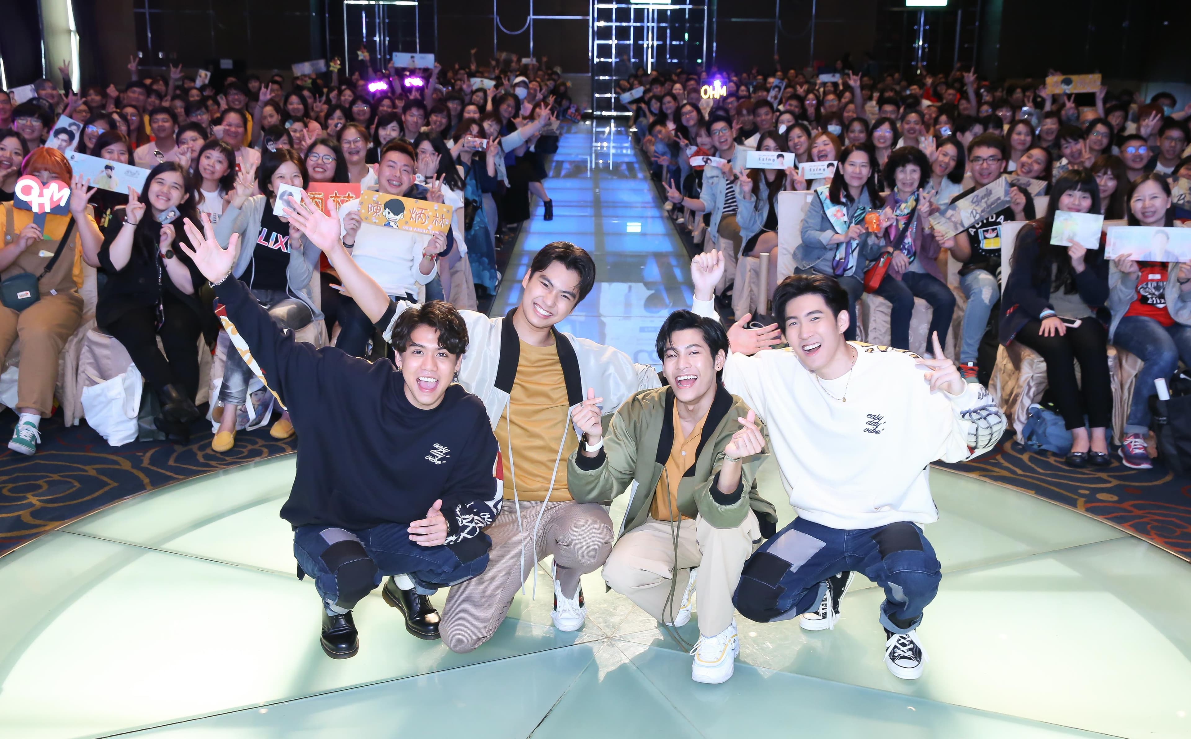 BL泰劇《他在清明來看我》4位主演跟粉絲大合照。左起Sing、Ohm、Singto與Gunsmile。(CHOCO MEDIA ENTERTAINMENT提供)