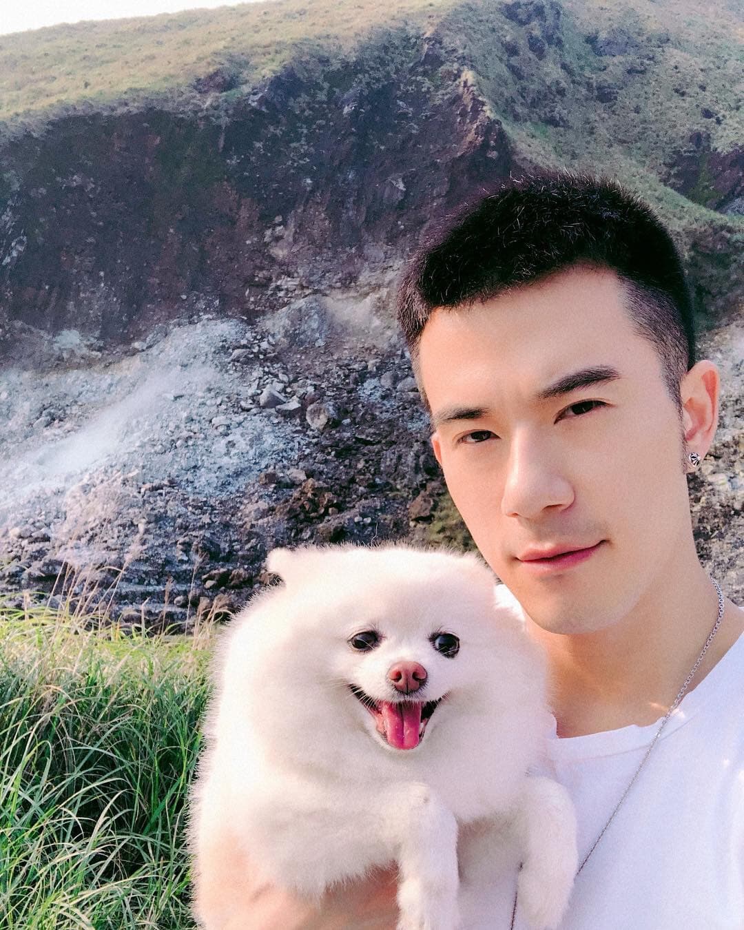 對狗女兒十分疼愛的JR紀言愷8月即將當爸爸。（翻攝自JR紀言愷臉書）