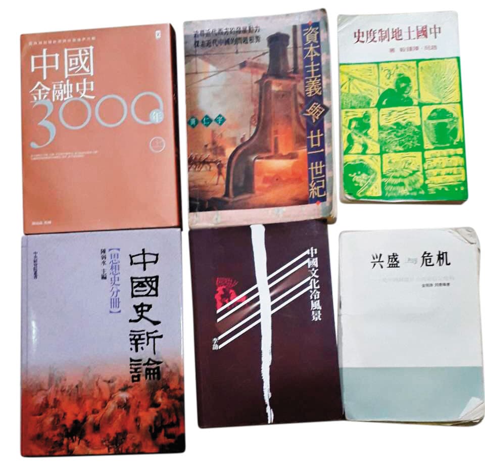 林榮基此次來台帶的書，多數與中國政治研究有關。（林榮基提供）