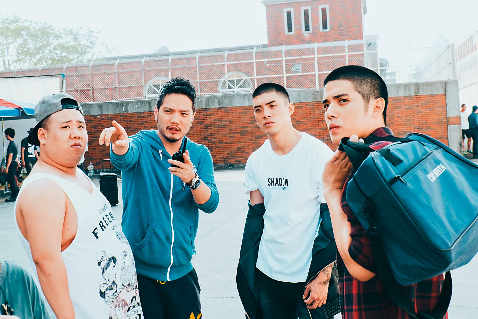 孫啟明(左二)指導飾演少年犯的演員劉國劭(左一)、林哲熹(右二)及歐陽倫(右一)在各地監獄拍戲。