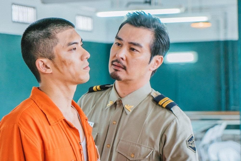 孫啟明導演透露,在集訓時製造演員們對導演的仇恨感,與戲中少年犯們對飾演冷血科長的連凱(右)恰好相同。(結果娛樂提供)