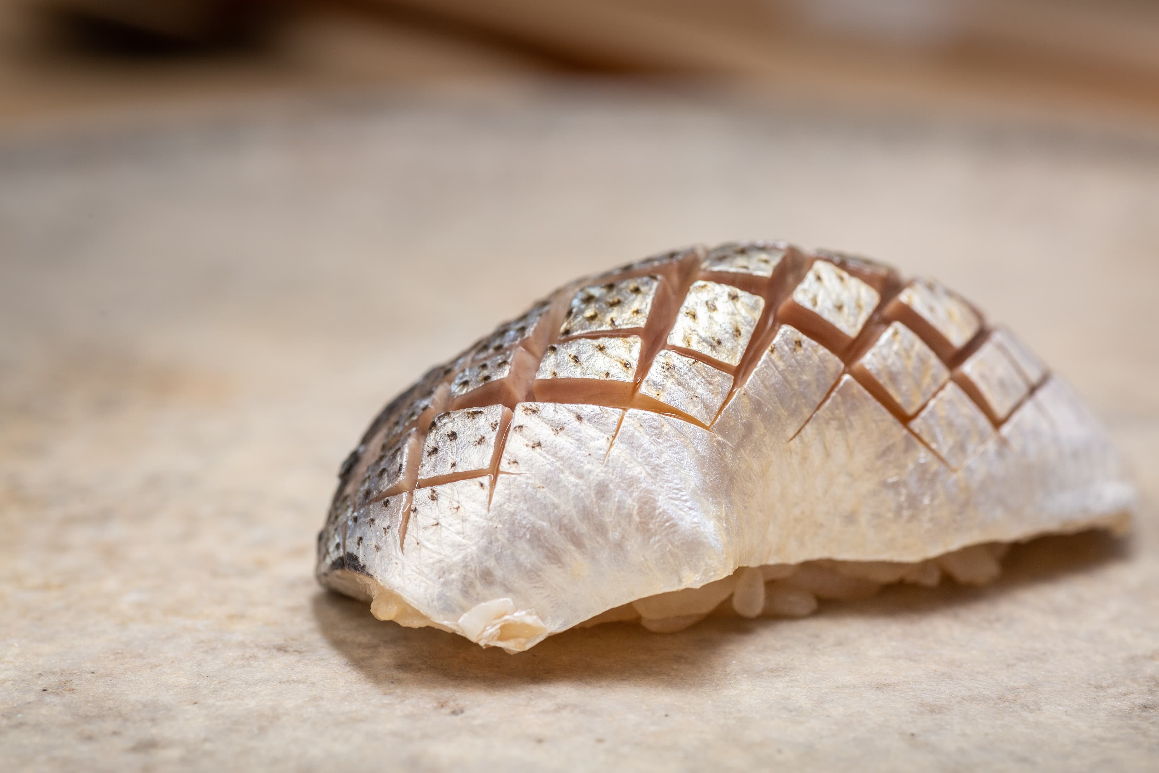 看似簡單的「小肌魚壽司」,能評斷主廚處理魚料的功力,關鍵是不能有一絲腥臭。