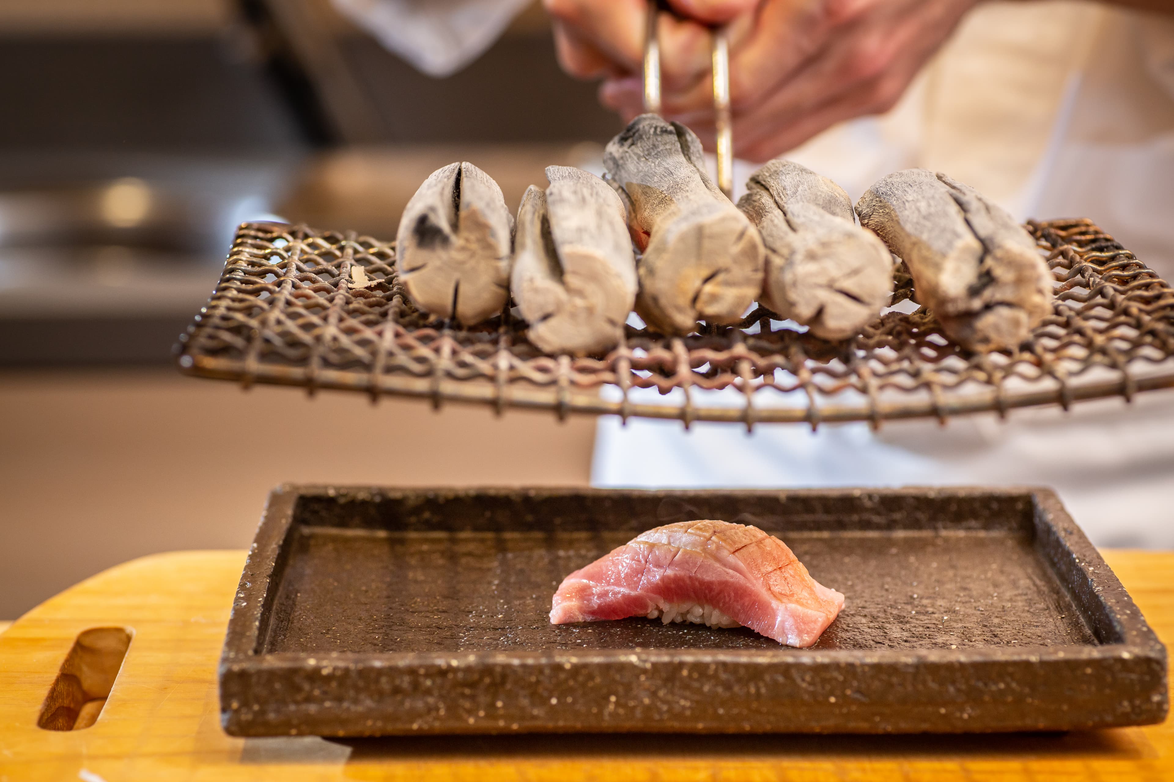 「黑鮪魚大腹壽司」用燒紅備長炭炙烤過,油脂香氣逼人,入口即化。