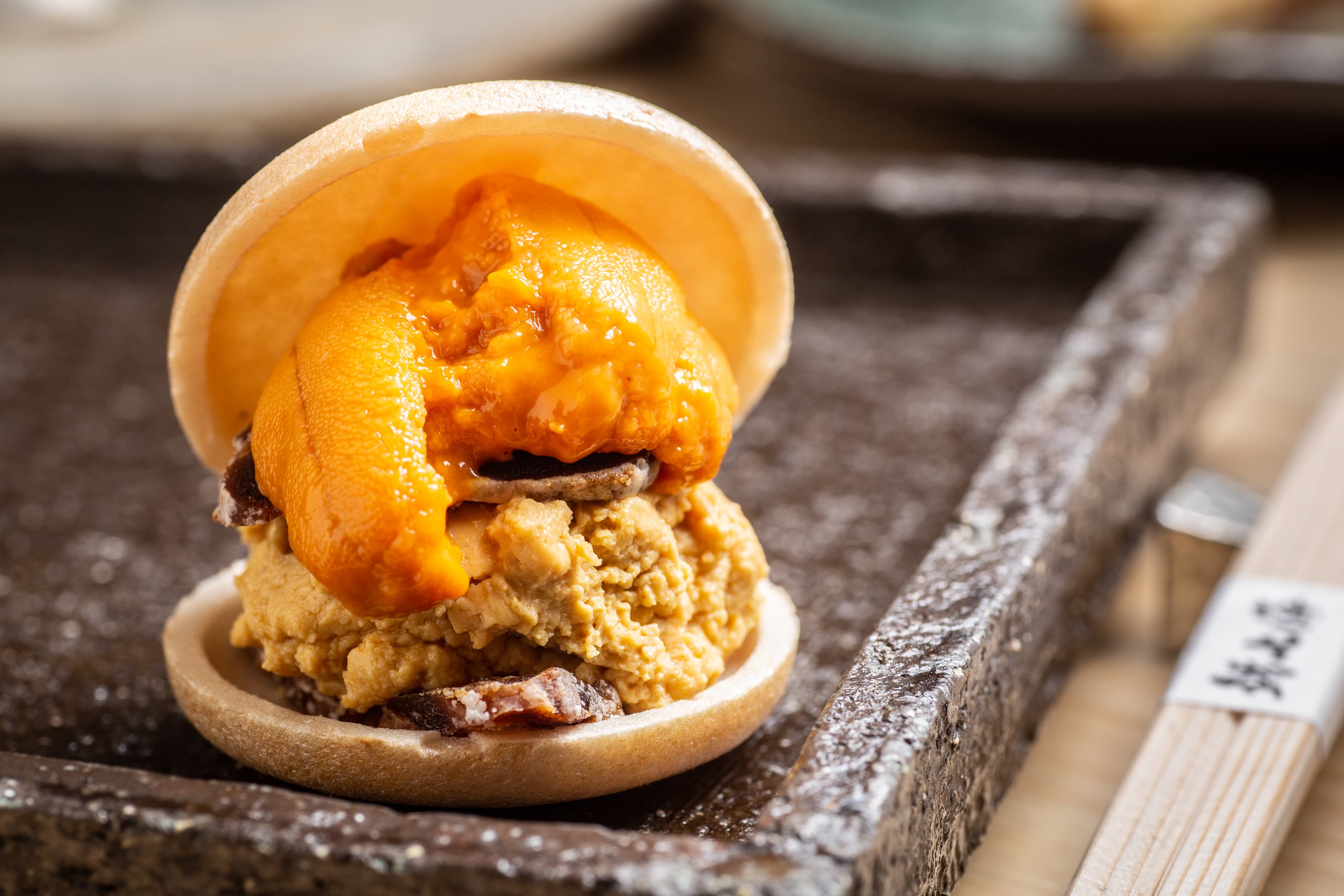 一口咬下「鮟鱇魚肝最中」,先是餅乾的酥脆,內餡混著膏稠口感和濃鮮海味,尾韻散出清爽柚子香。