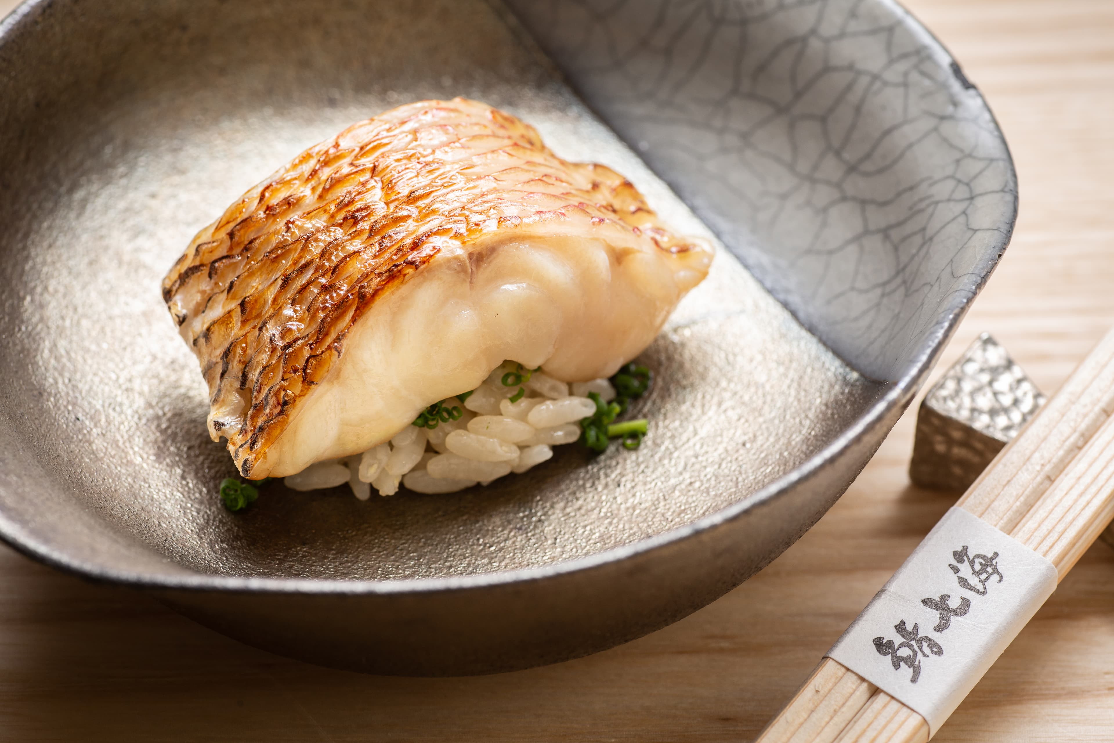 「喉黑魚壽司」肉質鮮甜細嫩,蝦夷蔥末提出魚鮮。