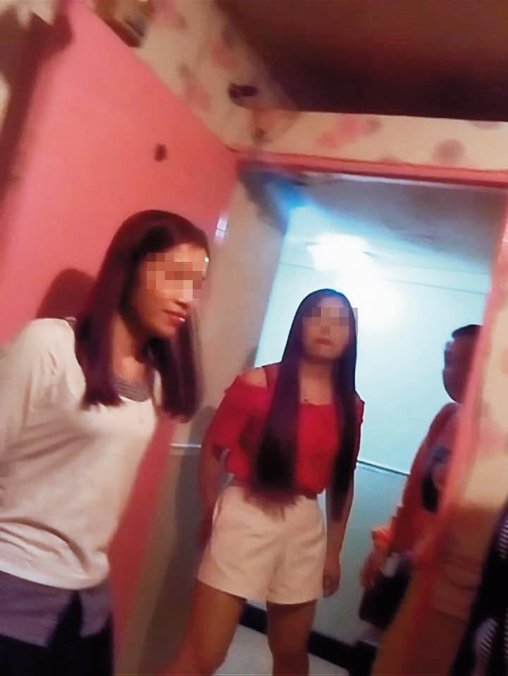 記者被帶到茶室包廂選妃，拉客大姐（右）積極推銷全套服務。