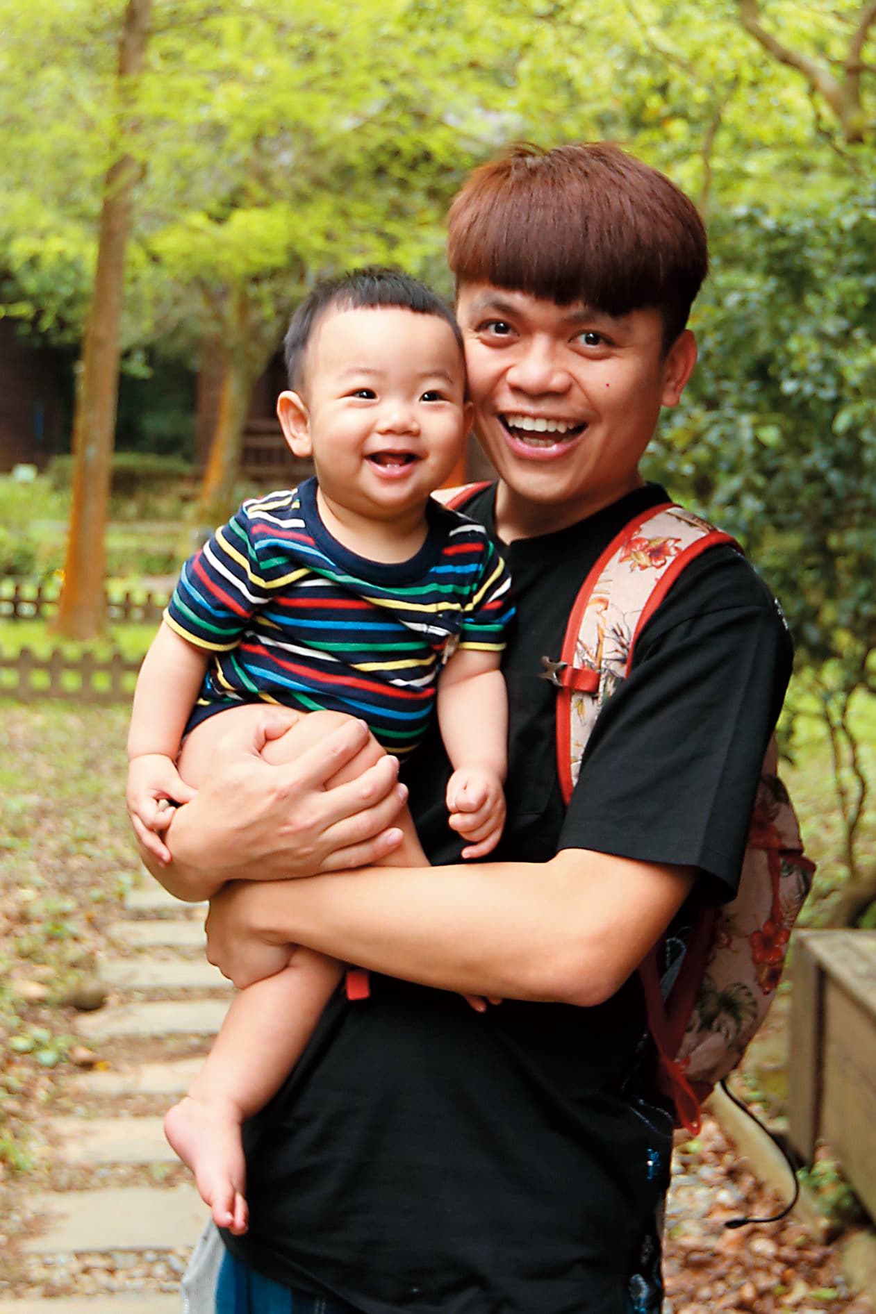網紅蔡阿嘎婚後育有兒子蔡桃貴。(翻攝自蔡阿嘎臉書)