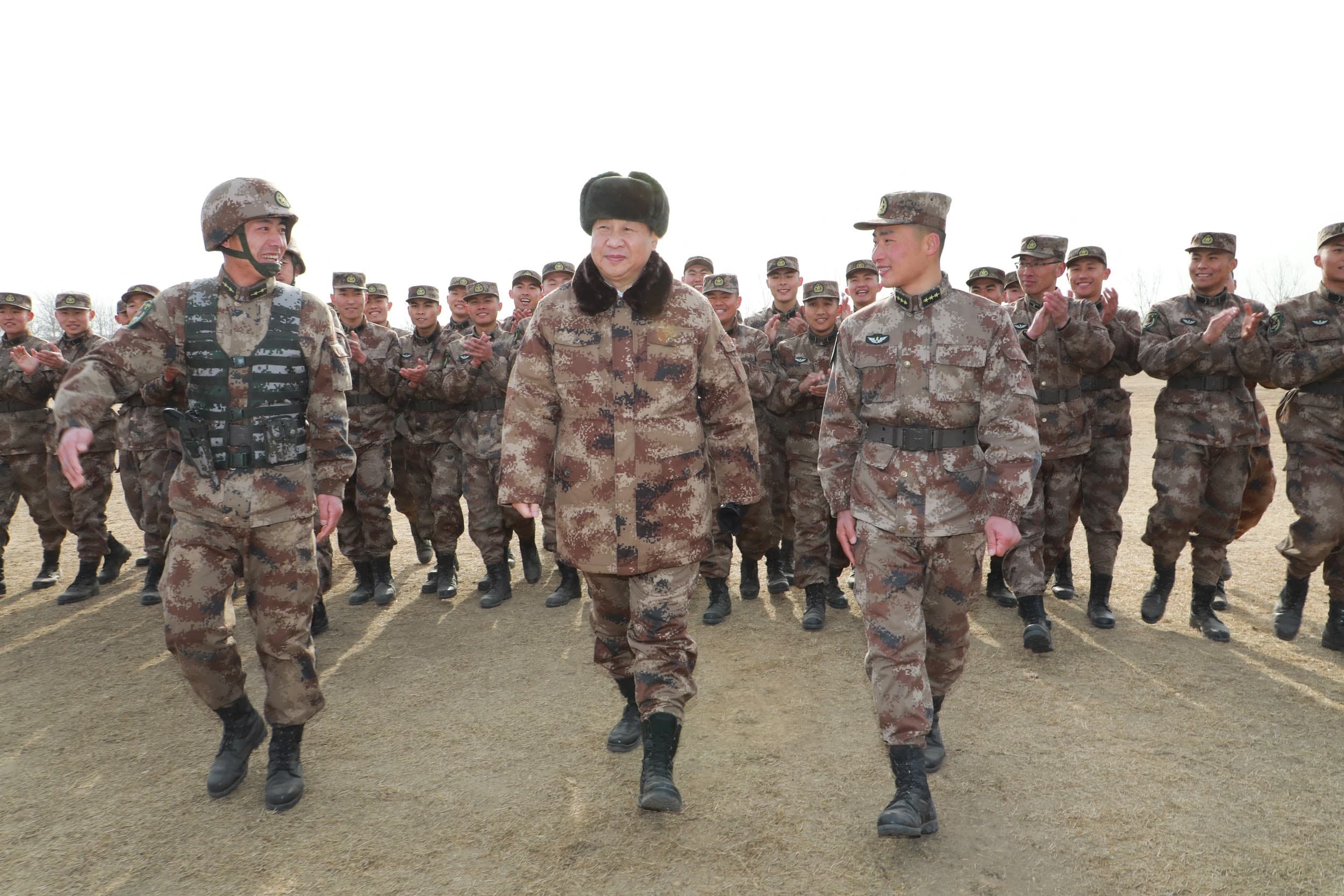 中共領導人習近平(前中)巡視軍隊。(公視提供)