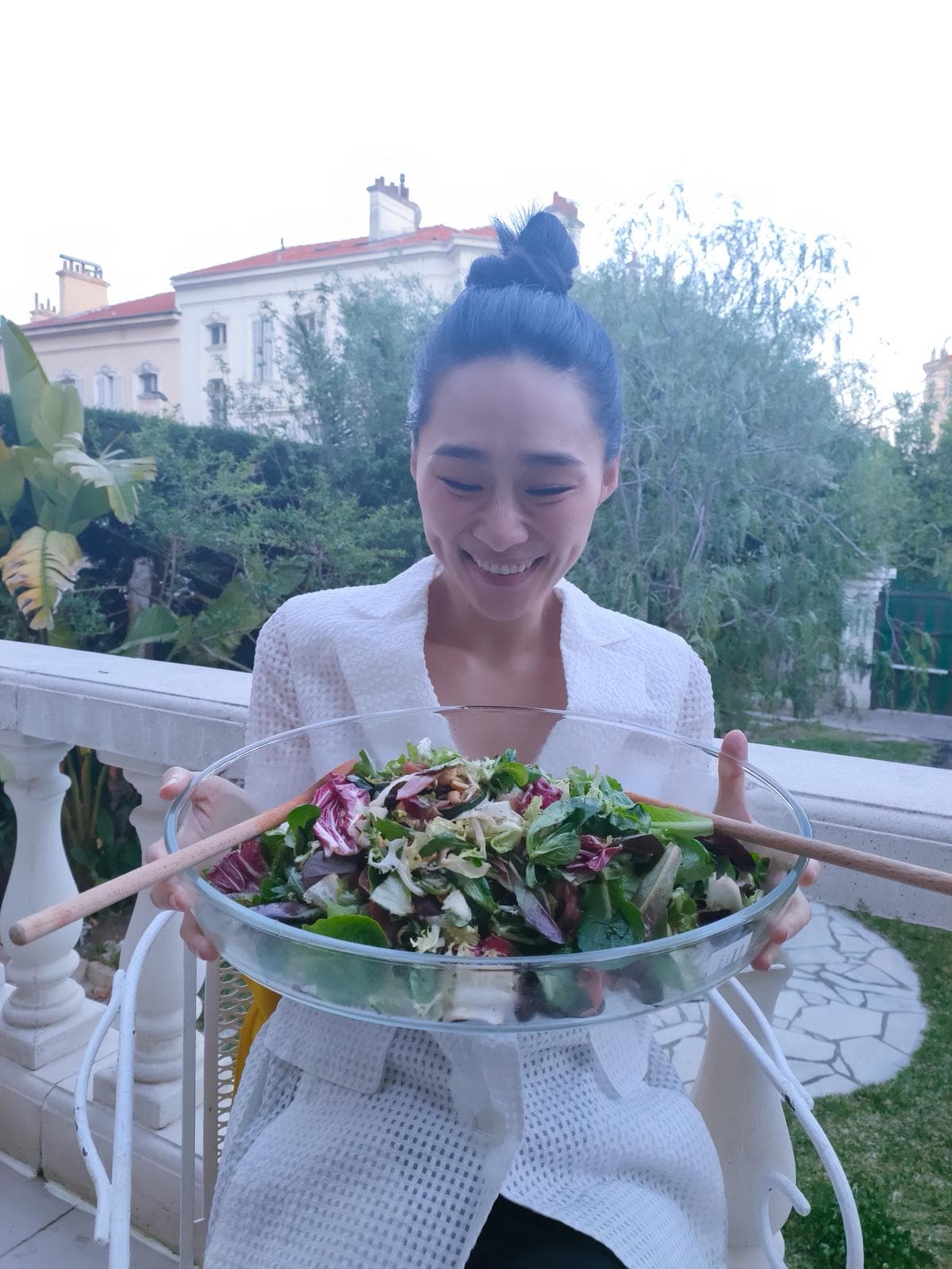 吳可熙為了呈現最佳狀態,在坎城只吃沙拉、水果,昨晚飯後還外出慢跑一小時。(岸上影像提供)