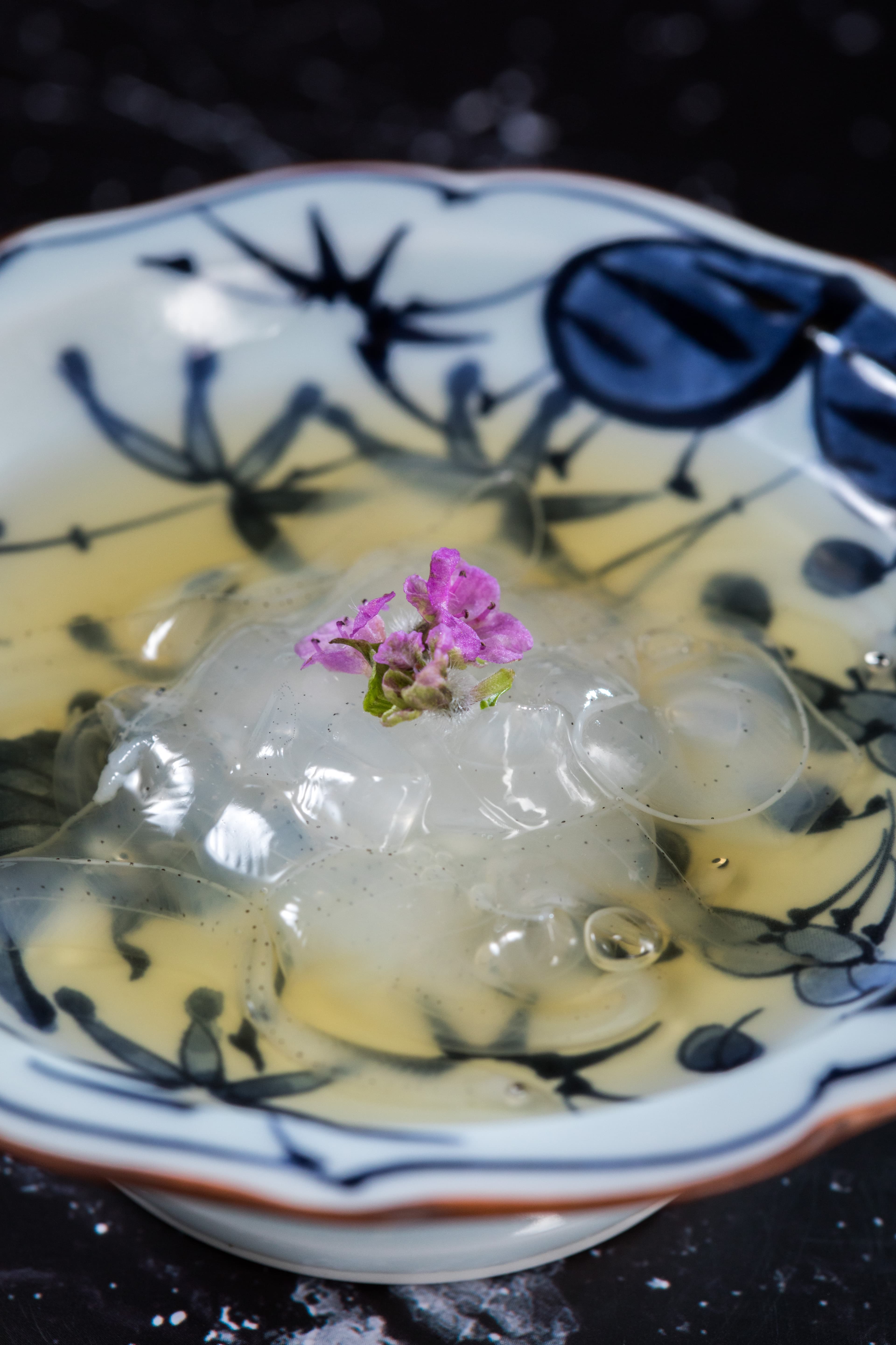 產自東京灣的「星鰻苗」,也是春季的風物詩,佐以清爽的淡醬油高湯,彰顯食材鮮味。