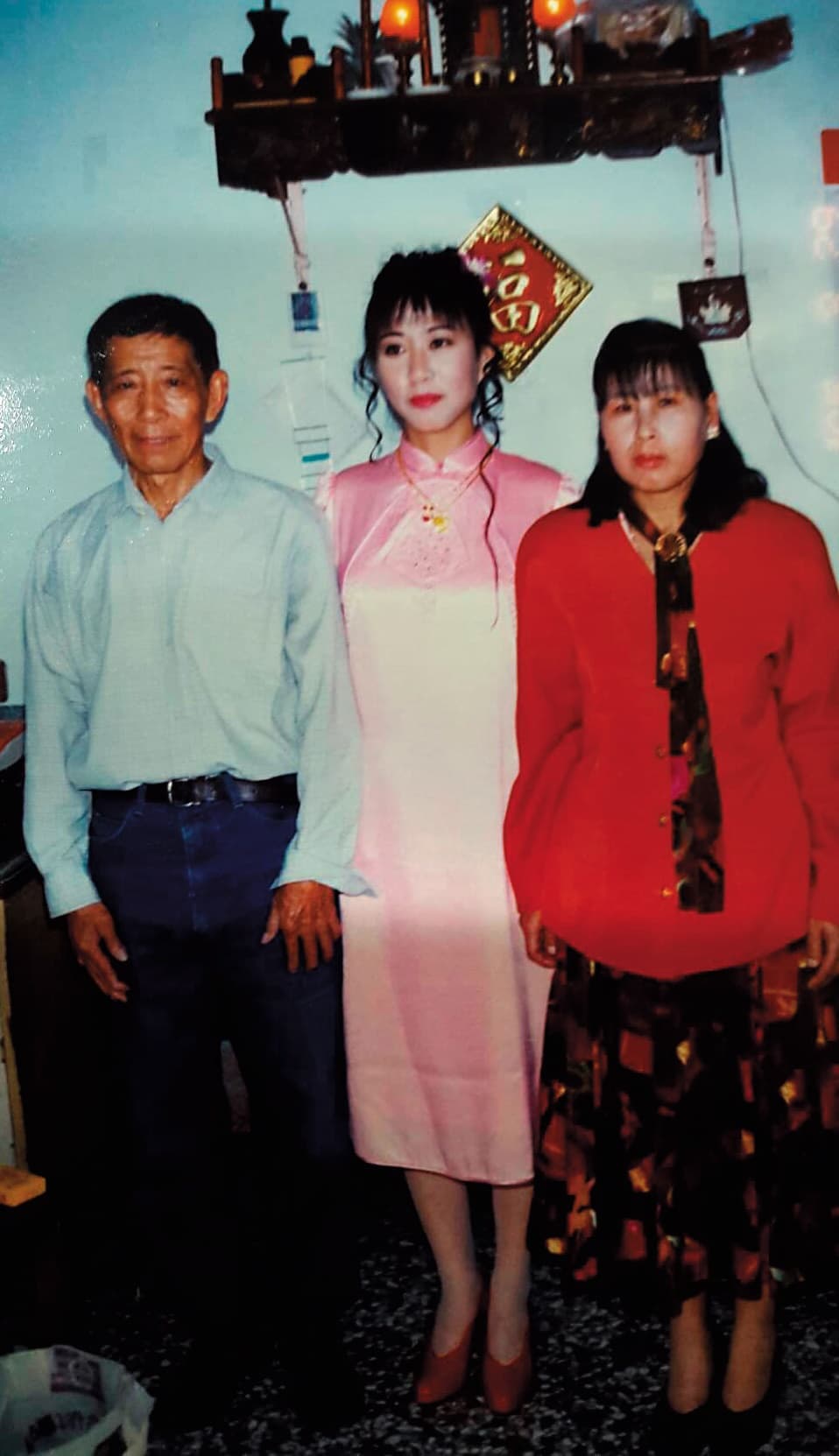 沈猷君(中)訂婚時與父母合照,當時父親(左)帶著倦容參加,結婚時父親已無力出席婚禮。(沈猷君提供)