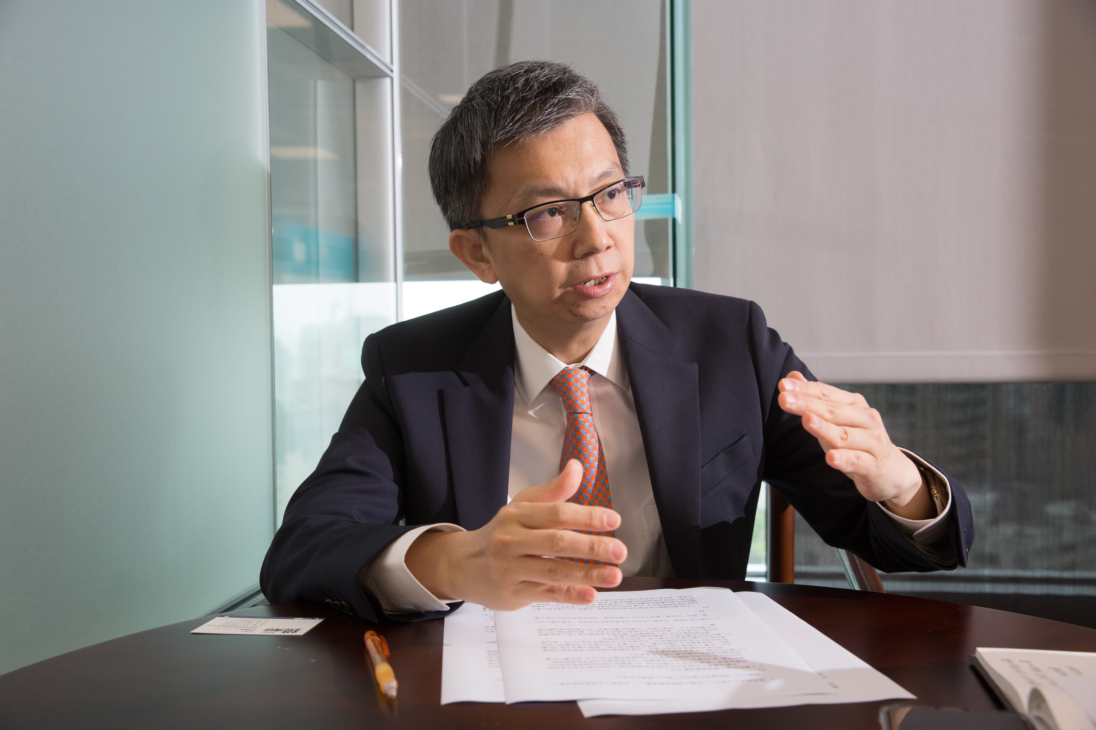 富邦證券資深副總吳仁傑建議,投資人在選擇ETN時,須仔細檢視公開說明書中的的發行條件。