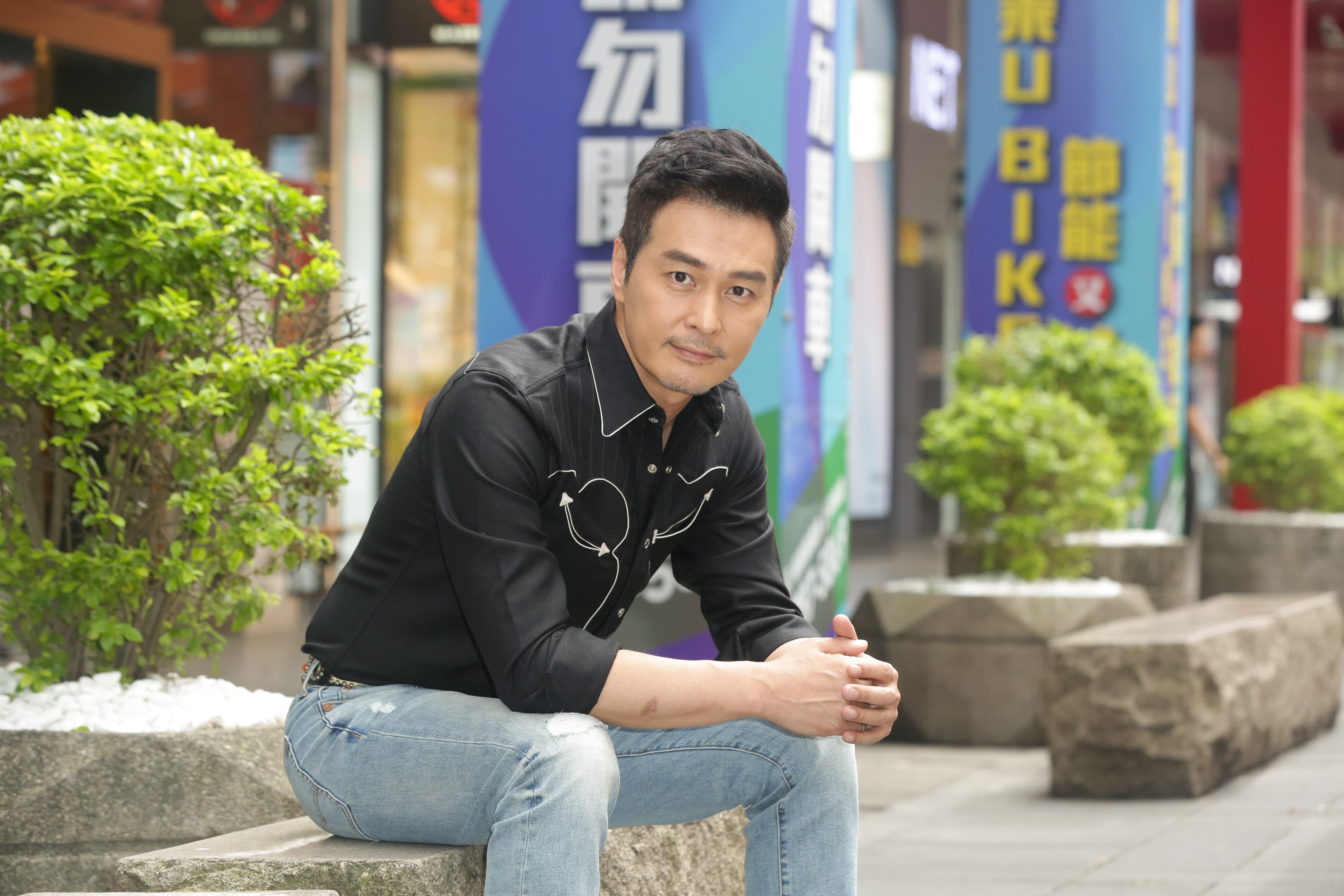 有2個兒子的連凱,因為拍戲不常見到小孩,因此在家都扮演白臉好爸爸,兒子常黏著他玩。