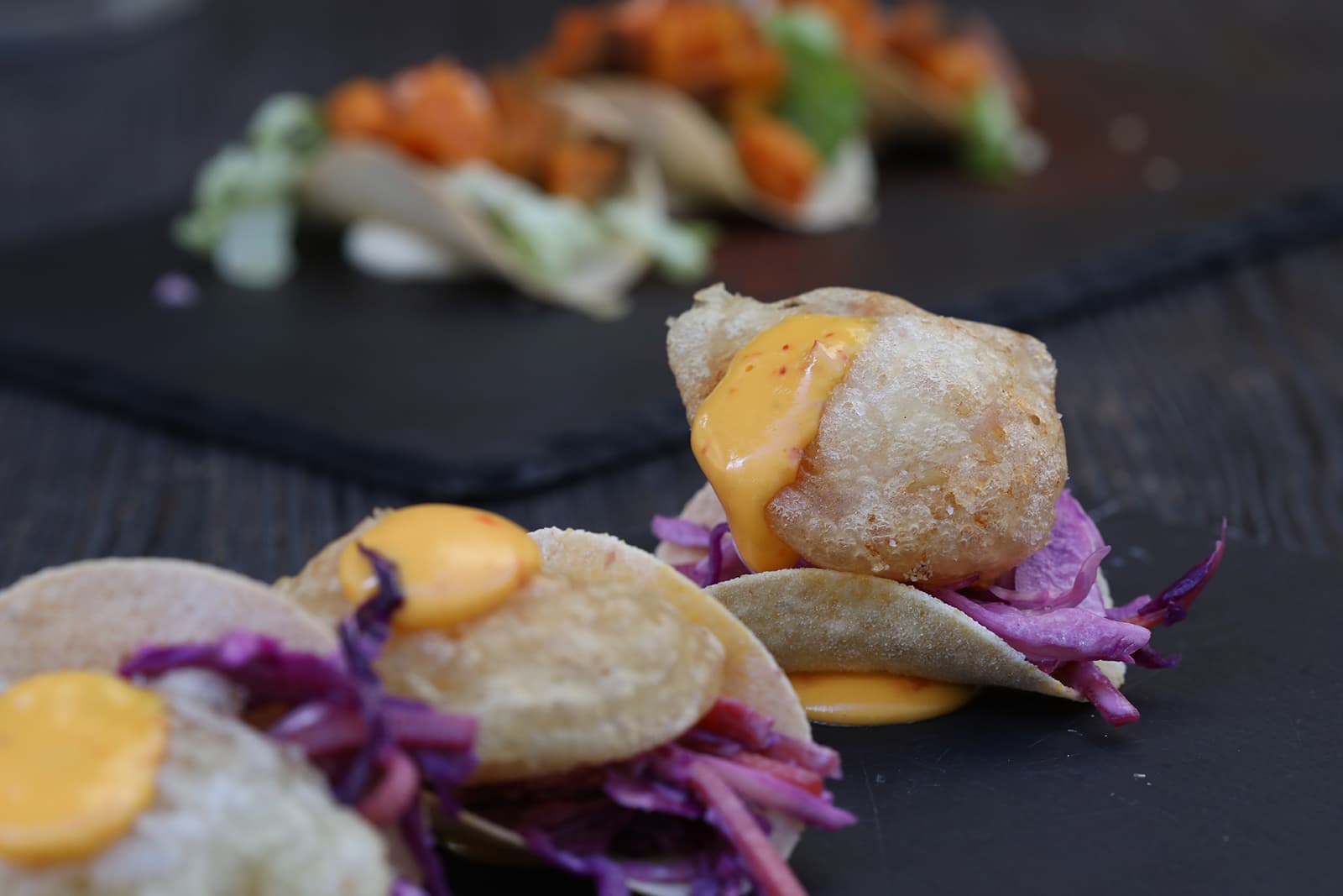 炸魚玉米餅「Finger Tacos Di Pesce」,上面還淋上辣蛋黃醬。(5歐元/份、3個,約NT$175)