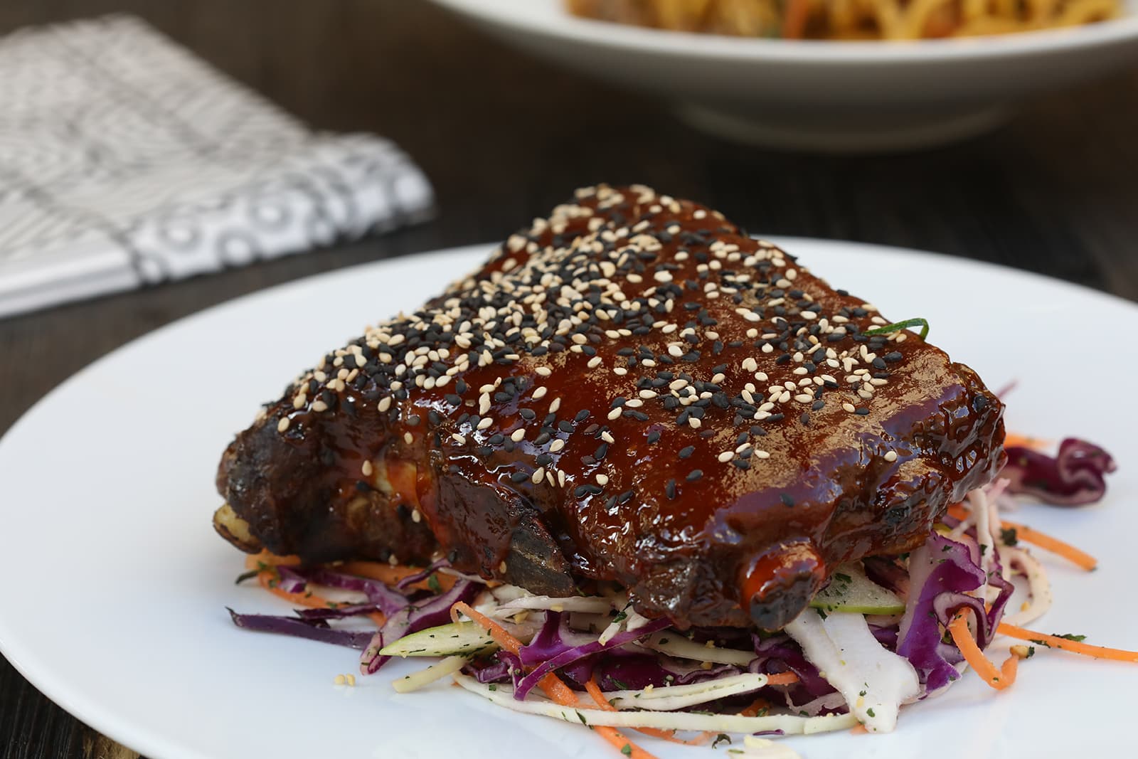 醬汁濃厚的「Costine Di Maiale Char Siu」燒烤豬肋排,肉質柔嫩不膩。(12歐元/份,約NT$419)