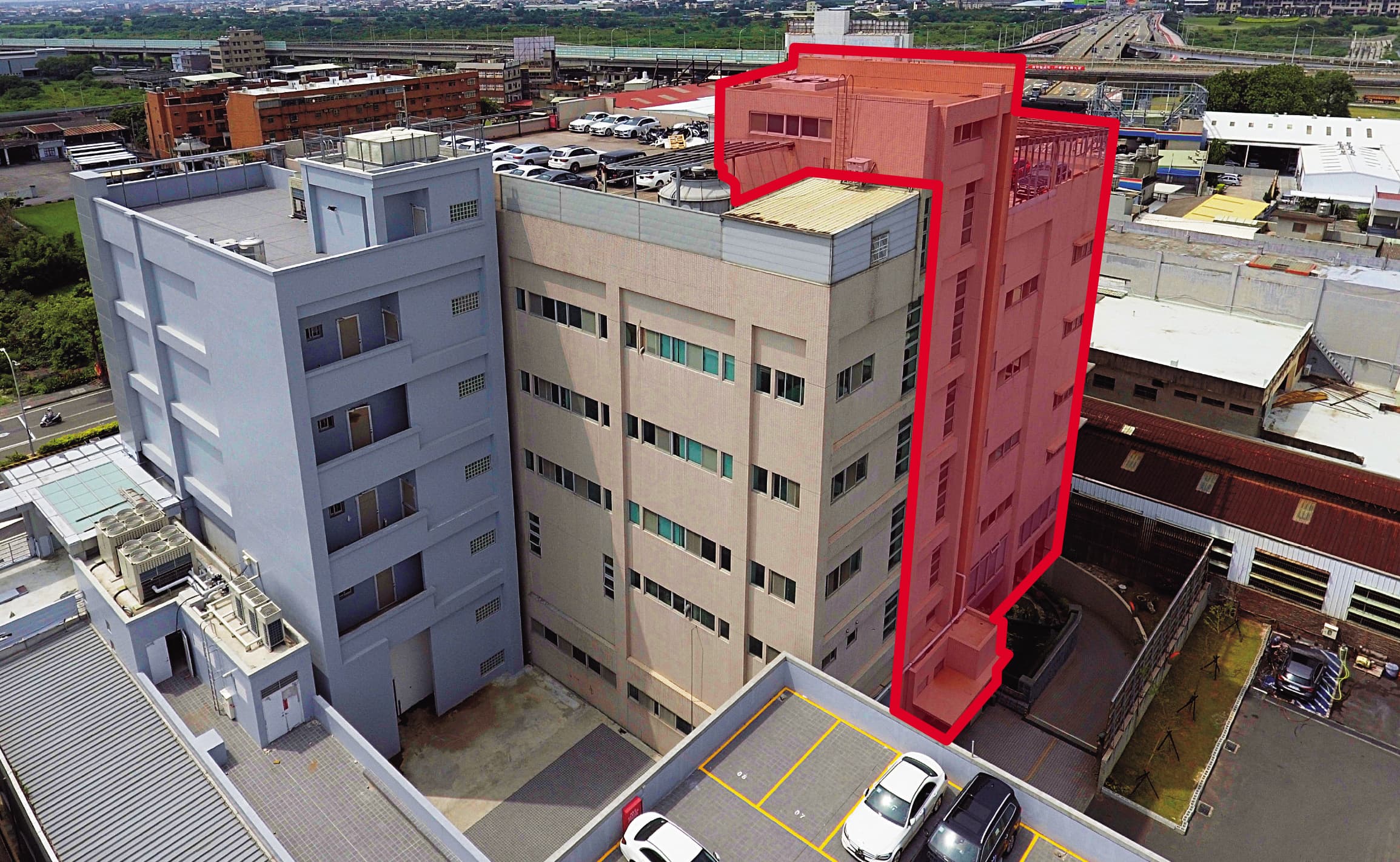 聯立賓士新竹展示中心在建物後方的違建面積高達200坪(色塊處),這塊原本只能作為汽車修理廠的用地被違法拿來賣車。