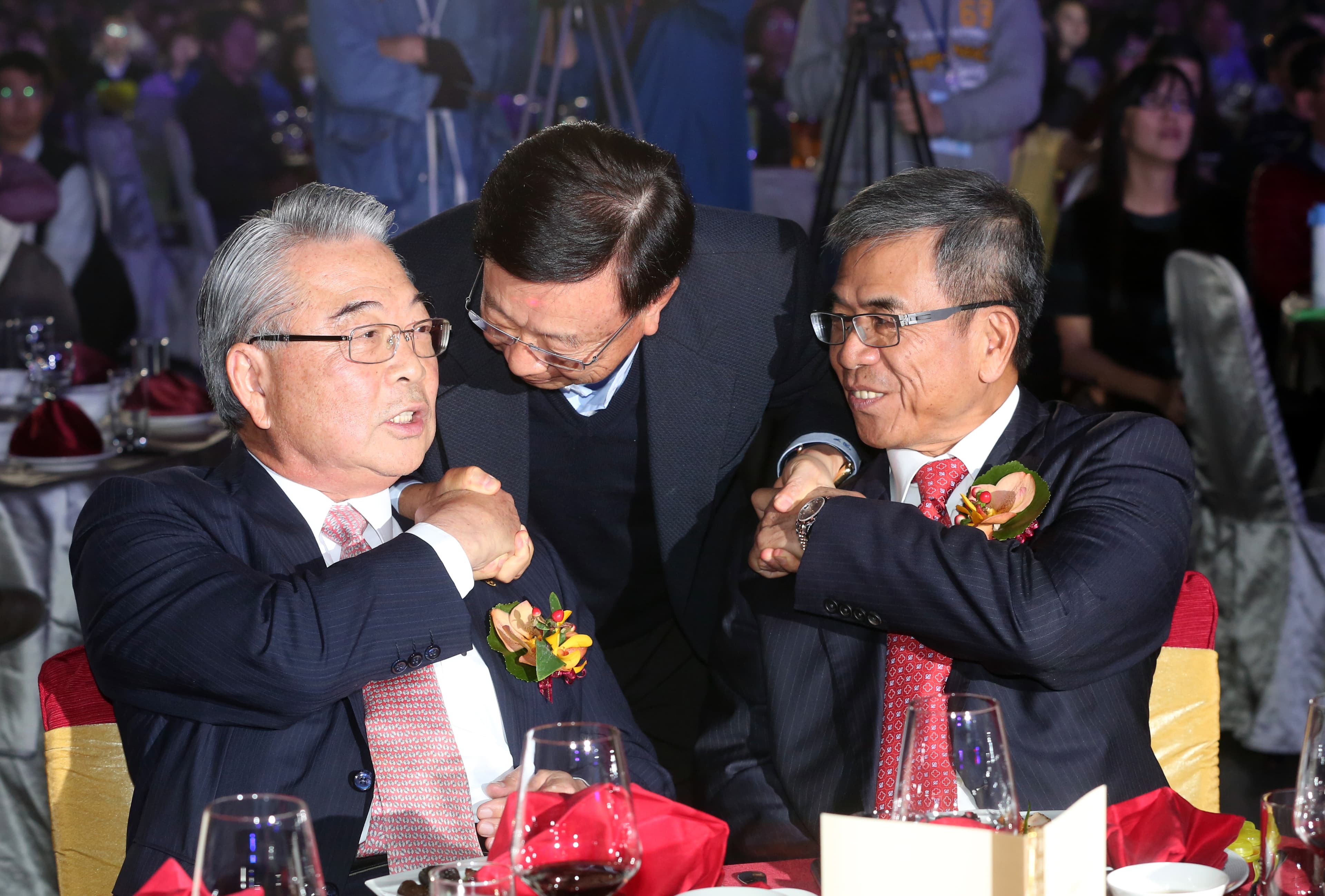 仁寶董事長許勝雄（右）與副董事長陳瑞聰（左）積極布局轉投資事業。
