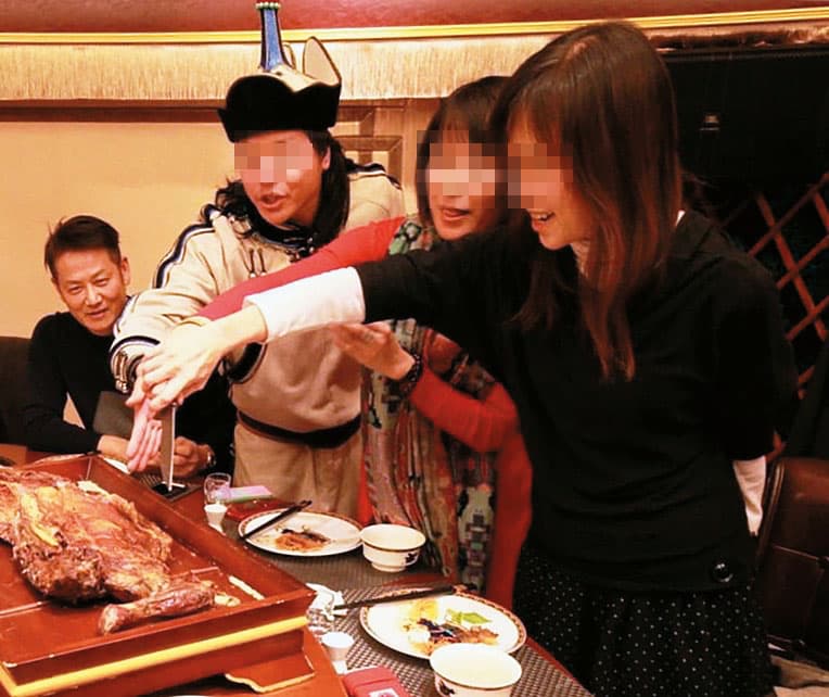 徐乃麟(左)、大龍蝦公司股東曹姓女子(右)與中國代表曾在北京餐敘。(當事人提供)
