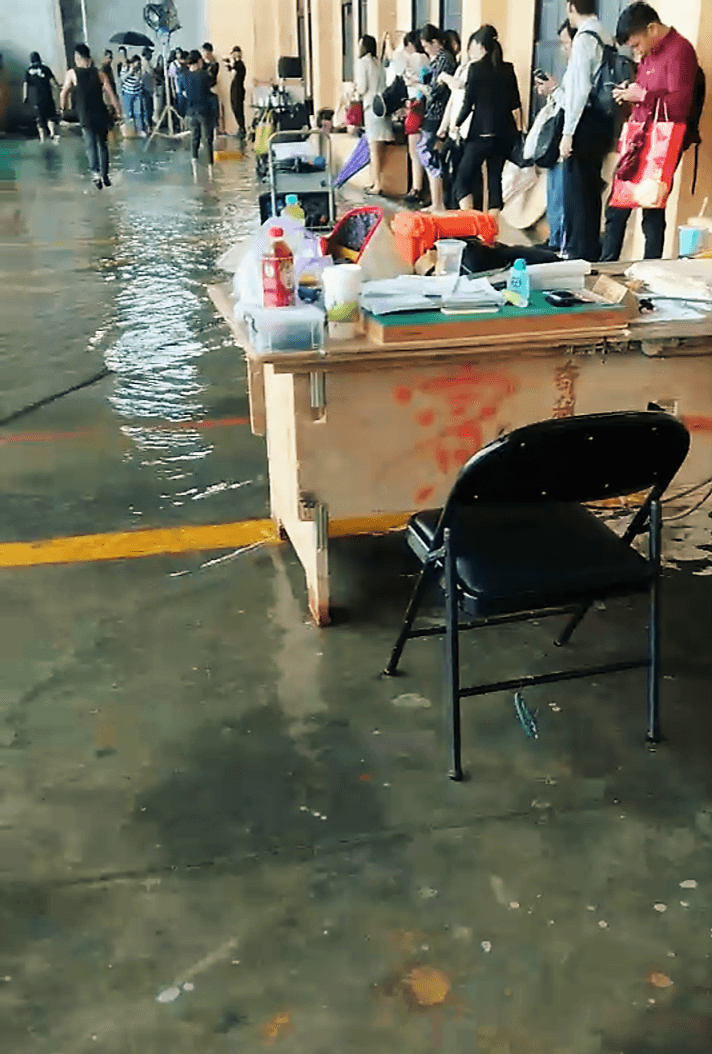昨日一場豪雨讓《國際橋牌社》在大園海軍基地的場景淹大水。(馬克吐溫國際影像公司提供)