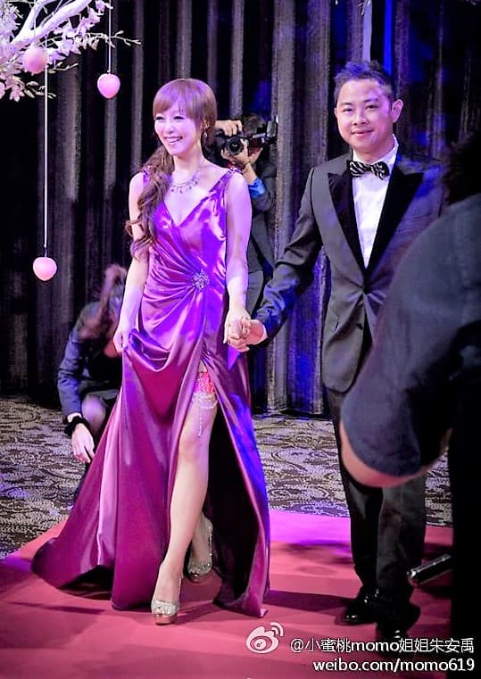 當年朱安禹閃嫁大陸富豪李慎言。(翻攝自水蜜桃姐姐momo朱安禹微博)