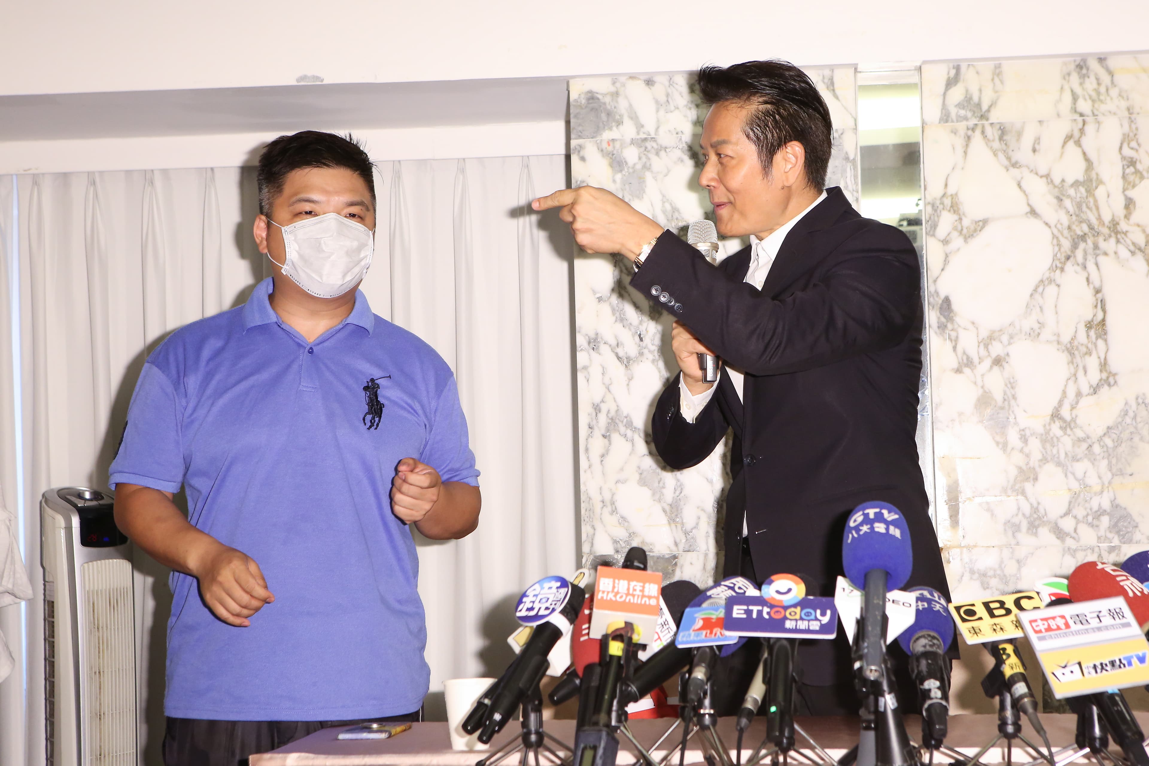  指控徐乃麟假賣屋詐財的爆料人蔡志龍現身到徐乃麟記者會現場對質。