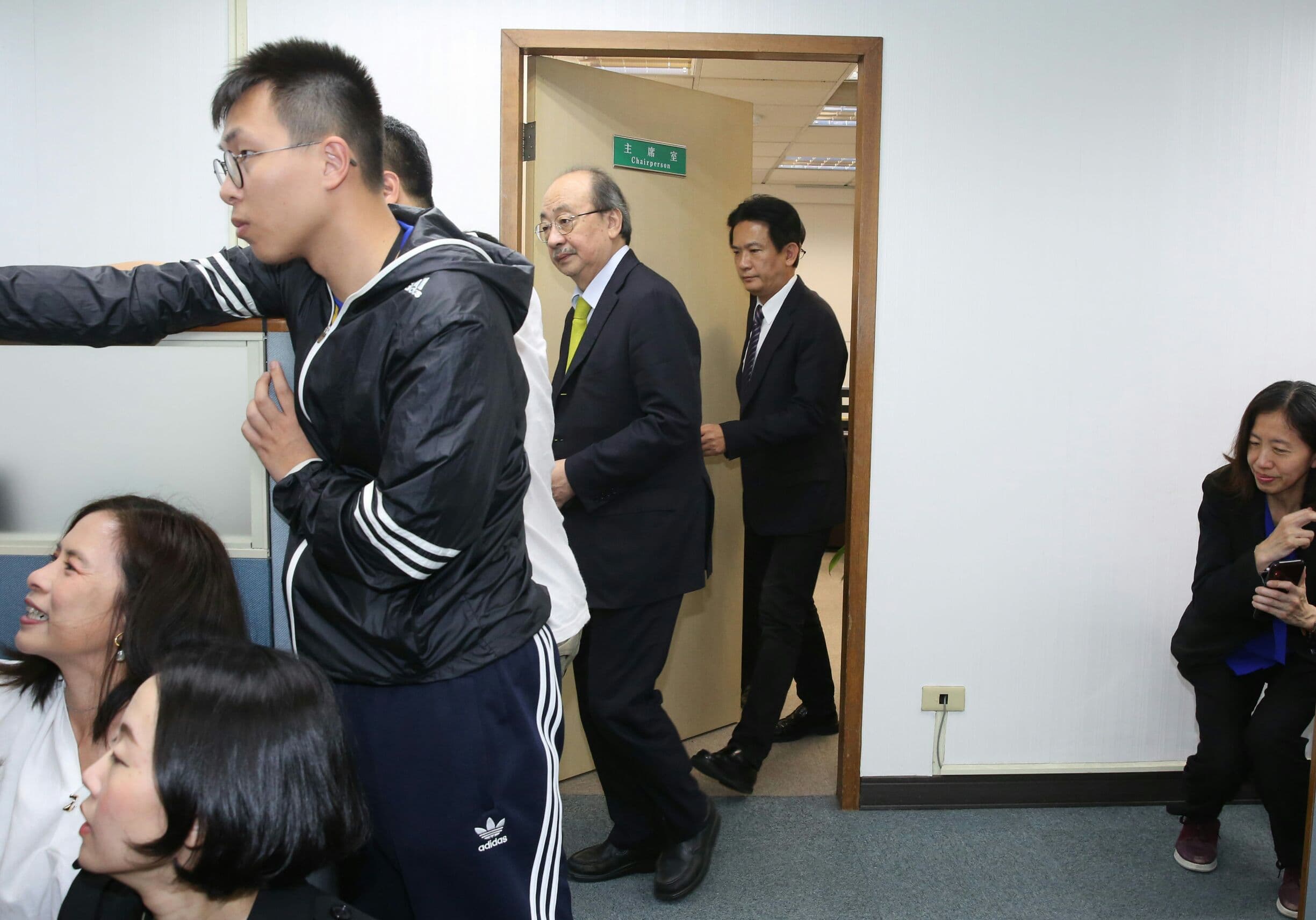 民進黨團總召柯建銘、賴陣營中執委林俊憲會前到黨主席卓榮泰辦公室密商。