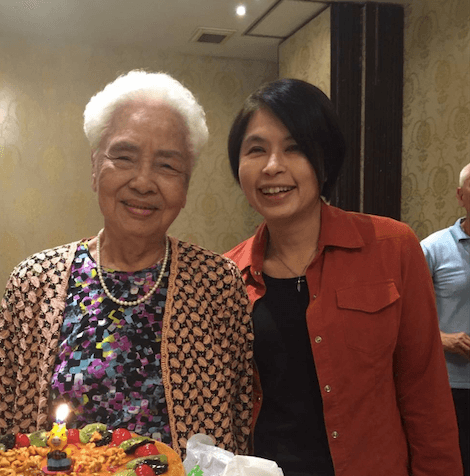 葉怡君(右)說,自己會踏入資訊業,是來自母親的啟蒙。(葉怡君提供)