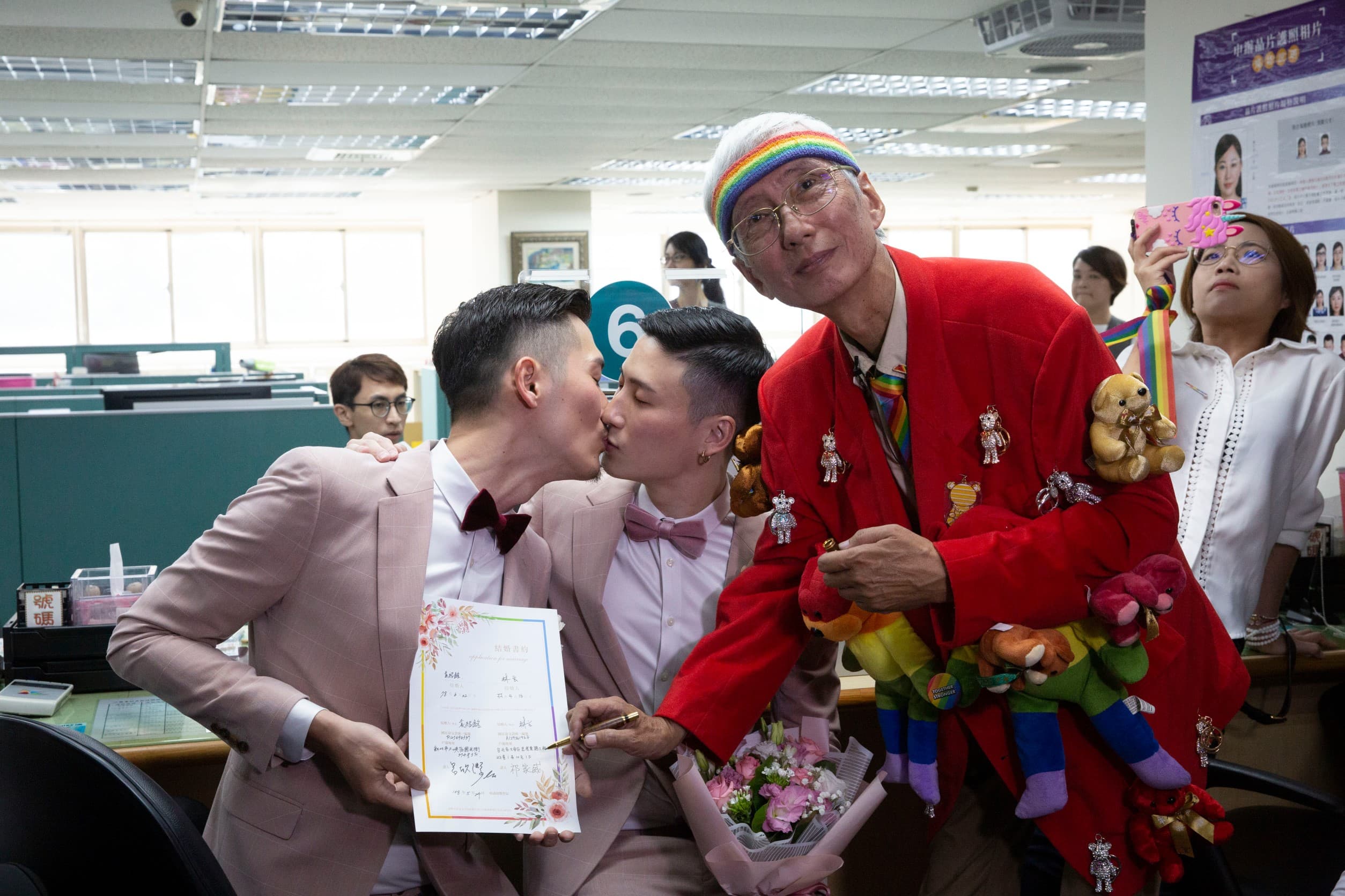婚姻平權運動先驅祁家威先生今也一身大紅現身替登記新人見證,並給予祝福。