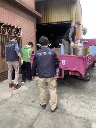 該鐵皮工廠位於農田間,張嫌還養了獵犬看門。(調查局提供)