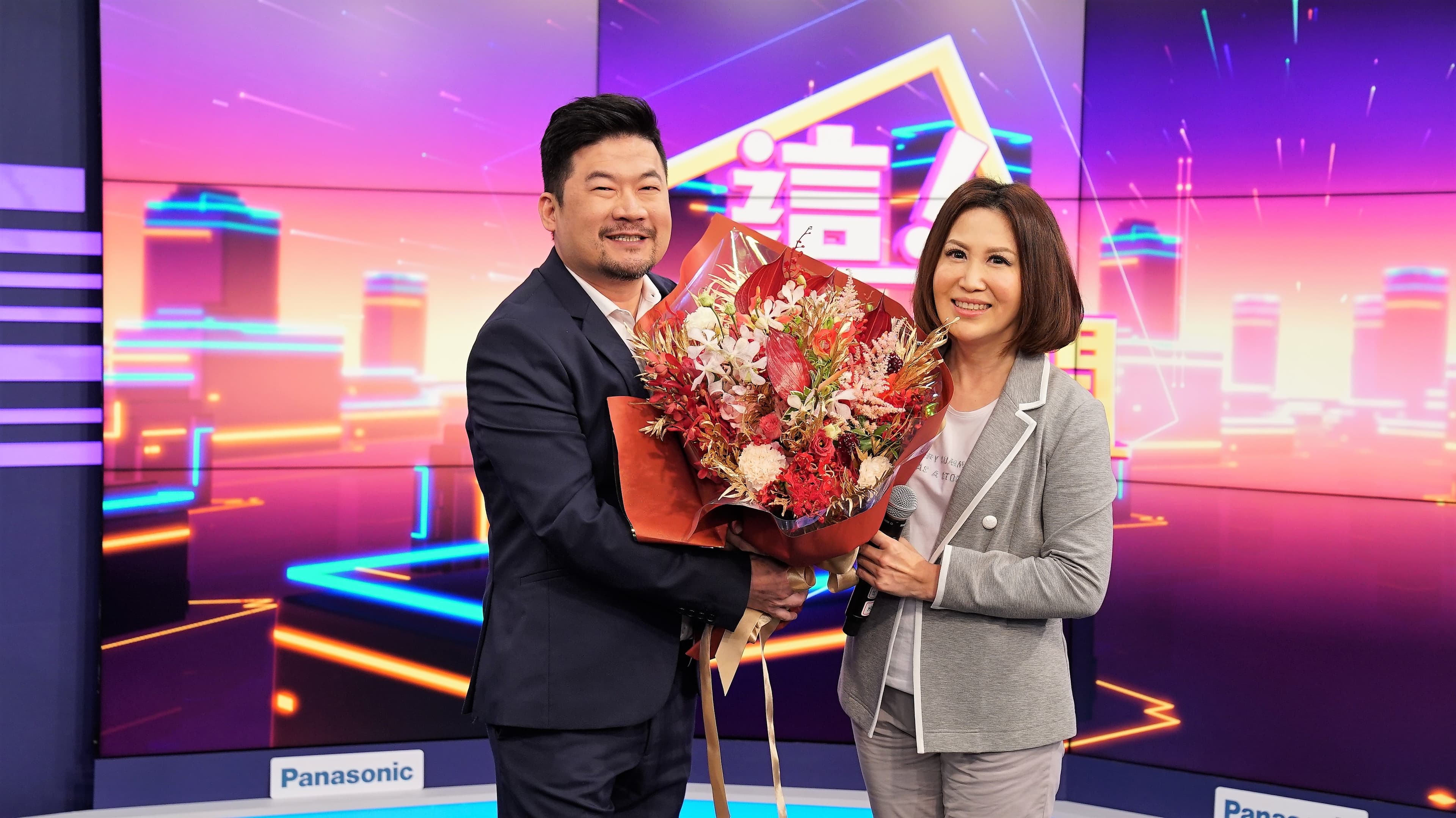 陳斐娟新談話節目《這!不是新聞》即將開播,廖慶學特地送花獻上祝福。(東森提供)