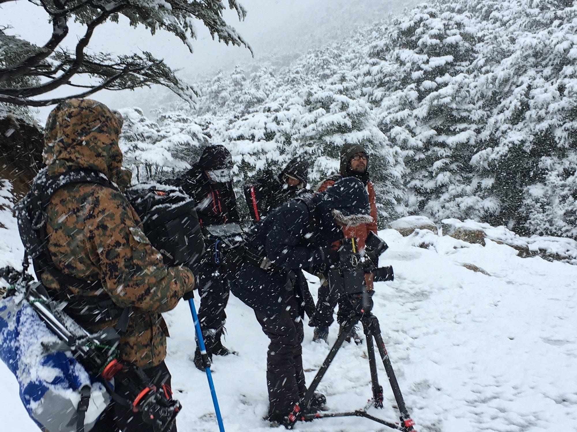 攝影團隊在大雪紛飛的情況下忍受酷寒拍攝。(相知音樂提供)