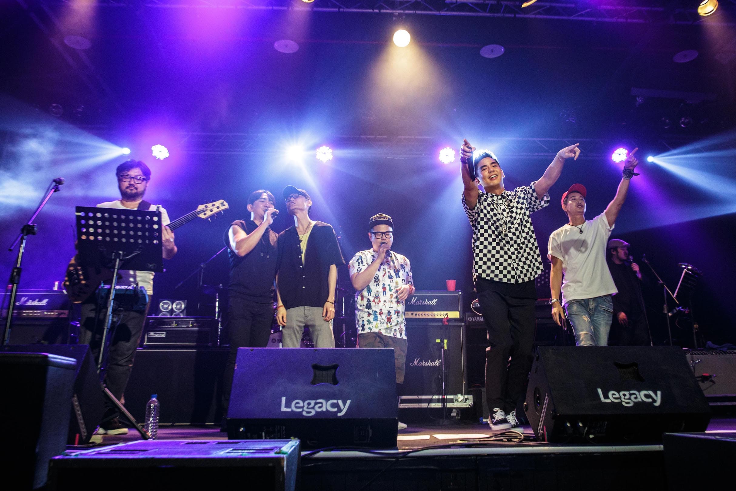 演唱會中,也點名好友Darren與數名高中同學上台合唱〈笨小孩〉。(Legacy提供)