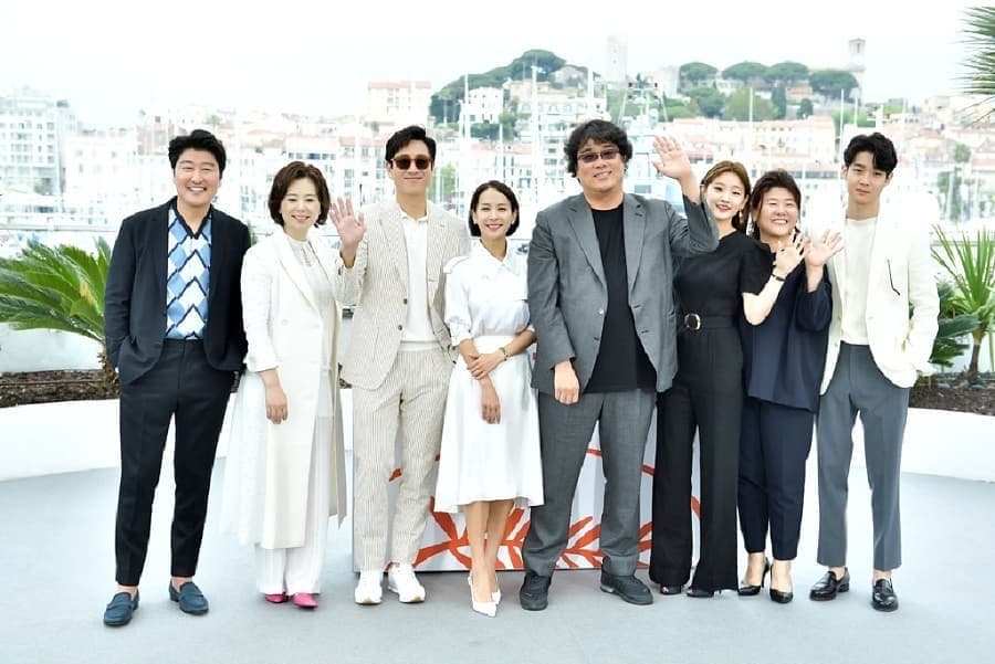 奉俊昊導演(中)攜《寄生上流》6位主演到坎城影展宣傳。(翻攝自cjenmmovie IG)