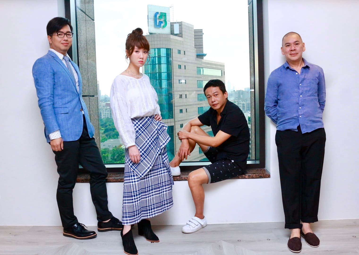 蔡明亮（右起）、李康生跟《娛樂鄉民》主持人瑪麗、鄭偉柏一起合照。（WinTV提供）