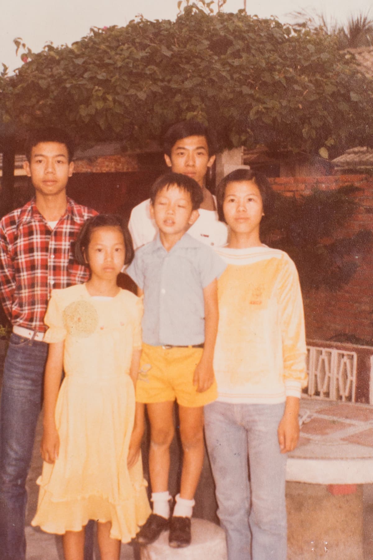 Rico（中）家中共五個兄弟姊妹，他排行老么，哥哥姊姊們都相當疼愛他。（Rico提供）