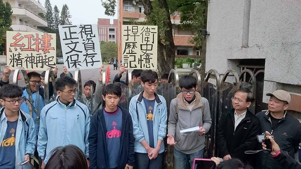 2015年反課網運動時,高二的廖崇倫(左3)帶領同學一起到校門口抗議。(廖崇倫提供)