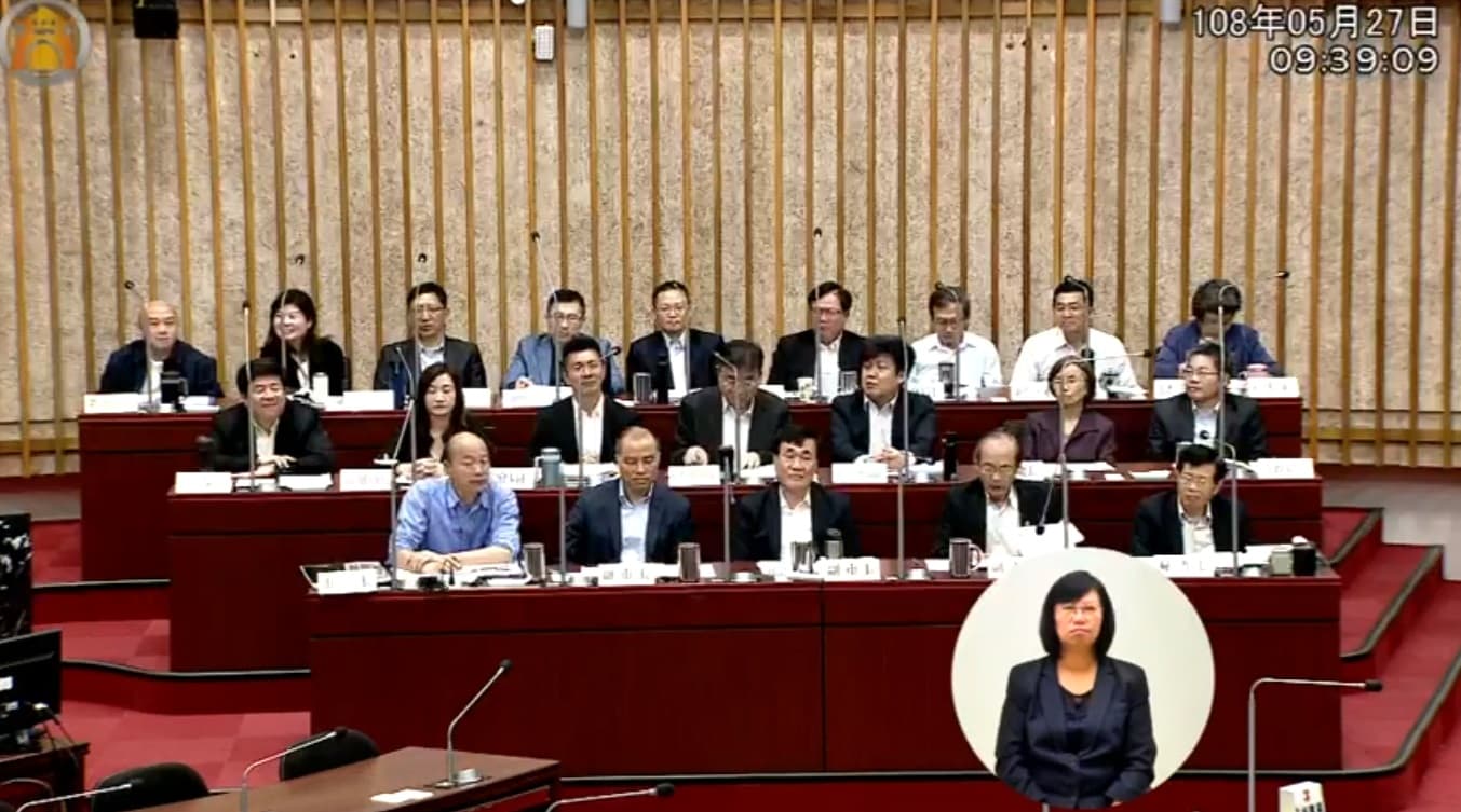鄭光峰詢問在場備詢的局處首長說:「贊成韓國瑜轉換跑道選總統的請舉手」,結果沒有任何人舉手,場面尷尬。(翻攝自高雄市議會臉書)
