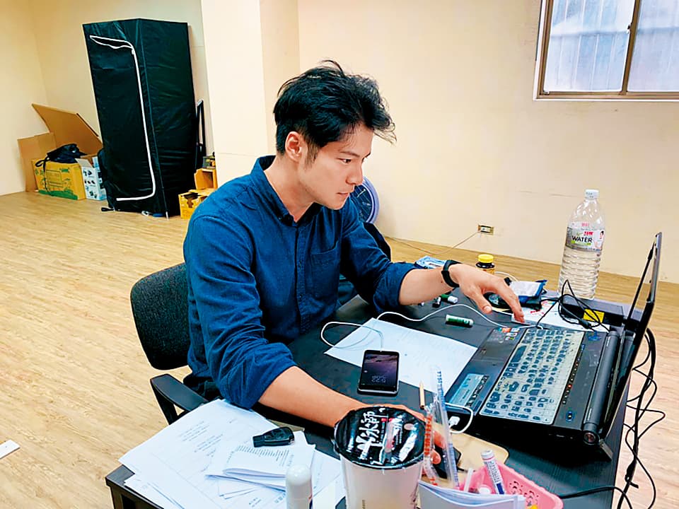 呂金象接受本刊訪問相當盡責宣傳停車場,停車場位於三重重新路五段479號,希望粉絲多多捧場。(讀者提供)