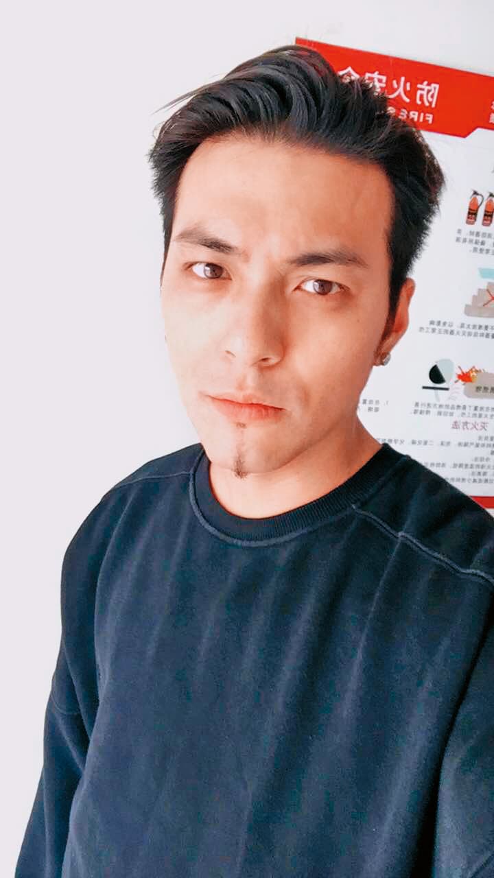嘎嘎曾多次被本刊直擊帶妹約會,但現在出現在版面上,多是老實在當上班族。(翻攝自嘎嘎臉書)