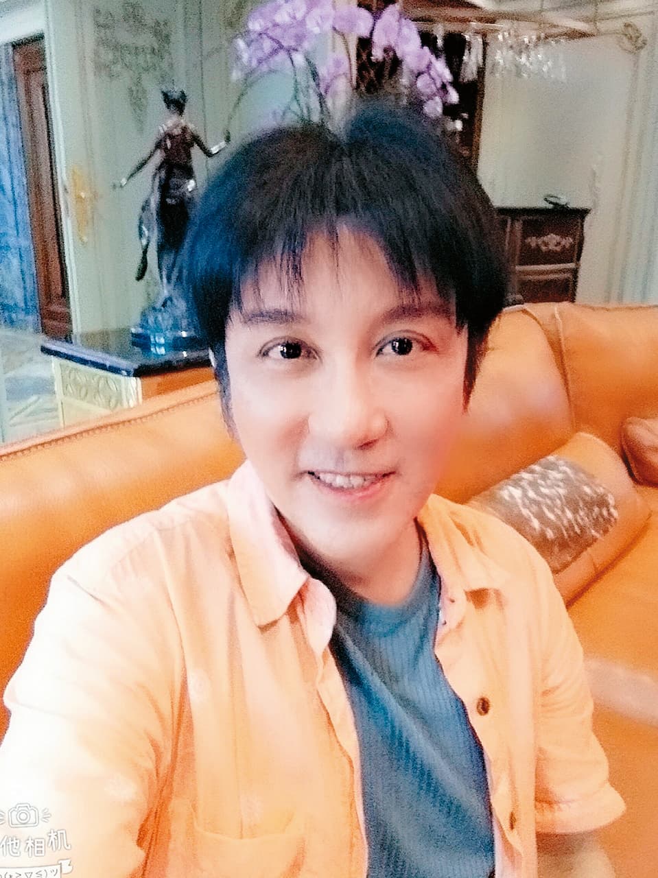 江明學在燒肉店幫忙,還會唱歌給客人聽。(翻攝自江明學臉書)