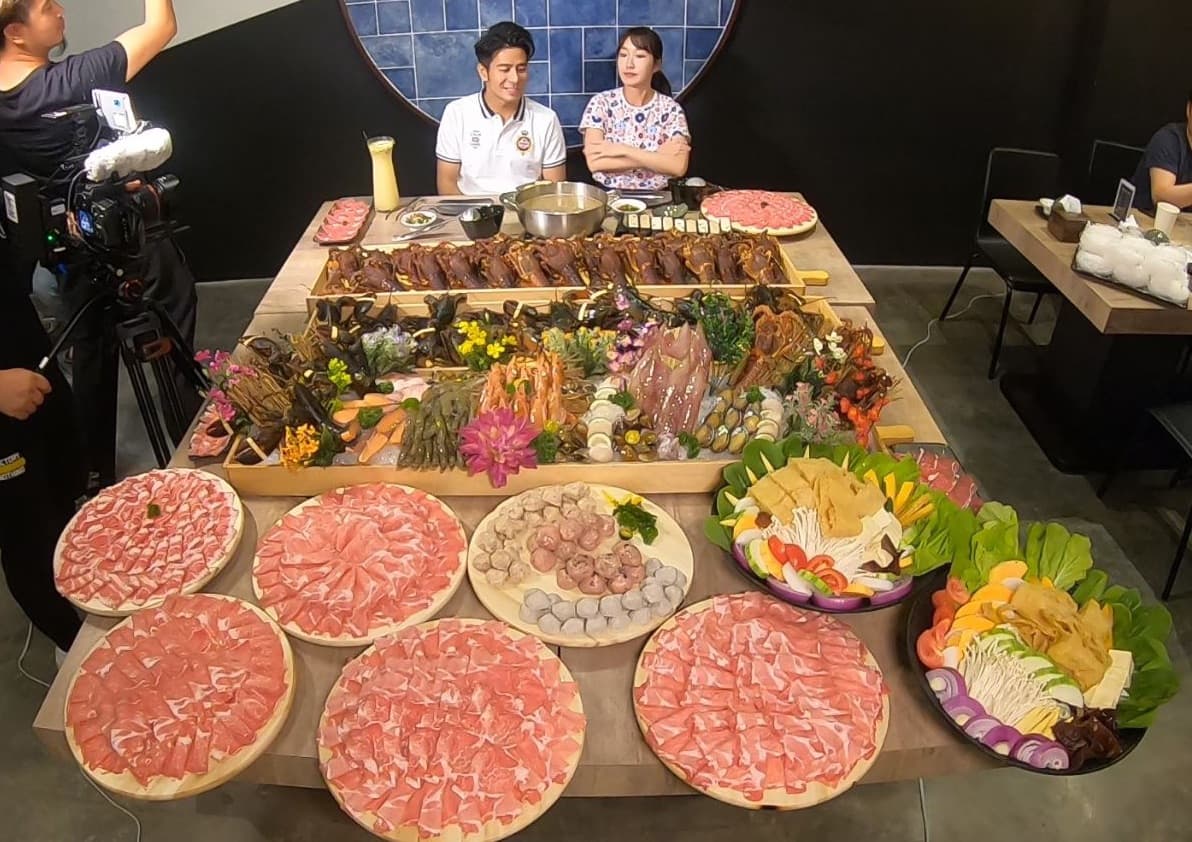 郭彥均、巴鈺到海鮮火鍋店,體驗超澎湃30人海鮮鍋套餐。(中天提供)